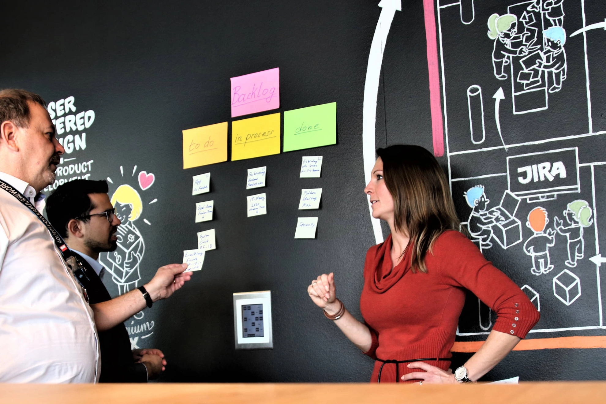 Agile Methoden und selbstbestimmtes Arbeiten: Das passt gut zusammen - wenn man es richtig angeht. Torsten Hartmann, Tobias Afsali und Sonja Szicher vom BMW-Betriebsrat achten darauf.