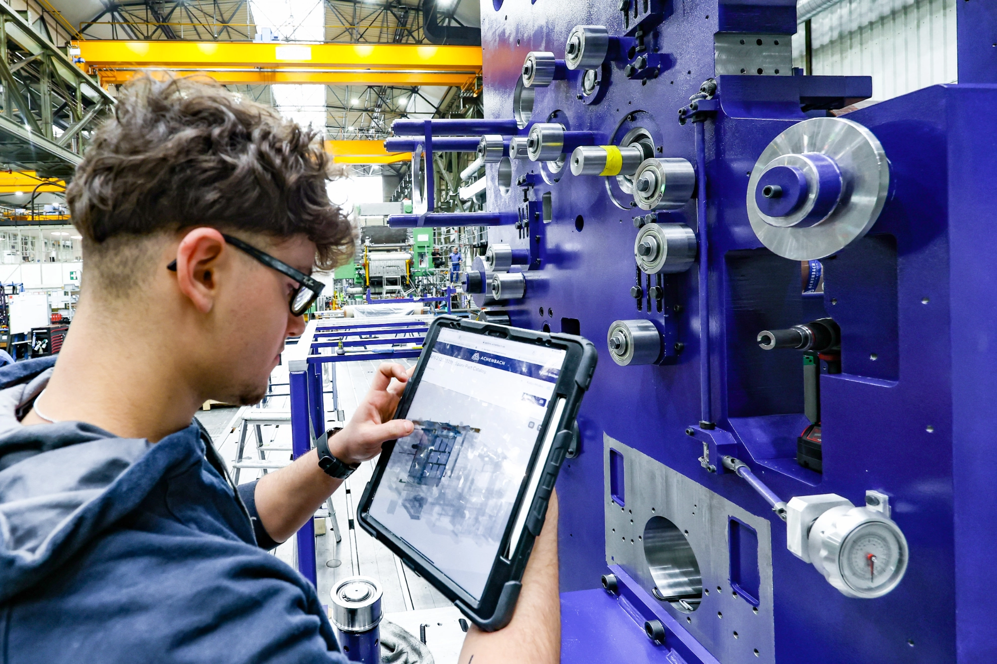 Das Unternehmen Achenbach nutzt seine eigene KI-Erfindung „Optilink“ zum Beispiel, um den Energieverbrauch in der Produktion zu tracken und zu optimieren.