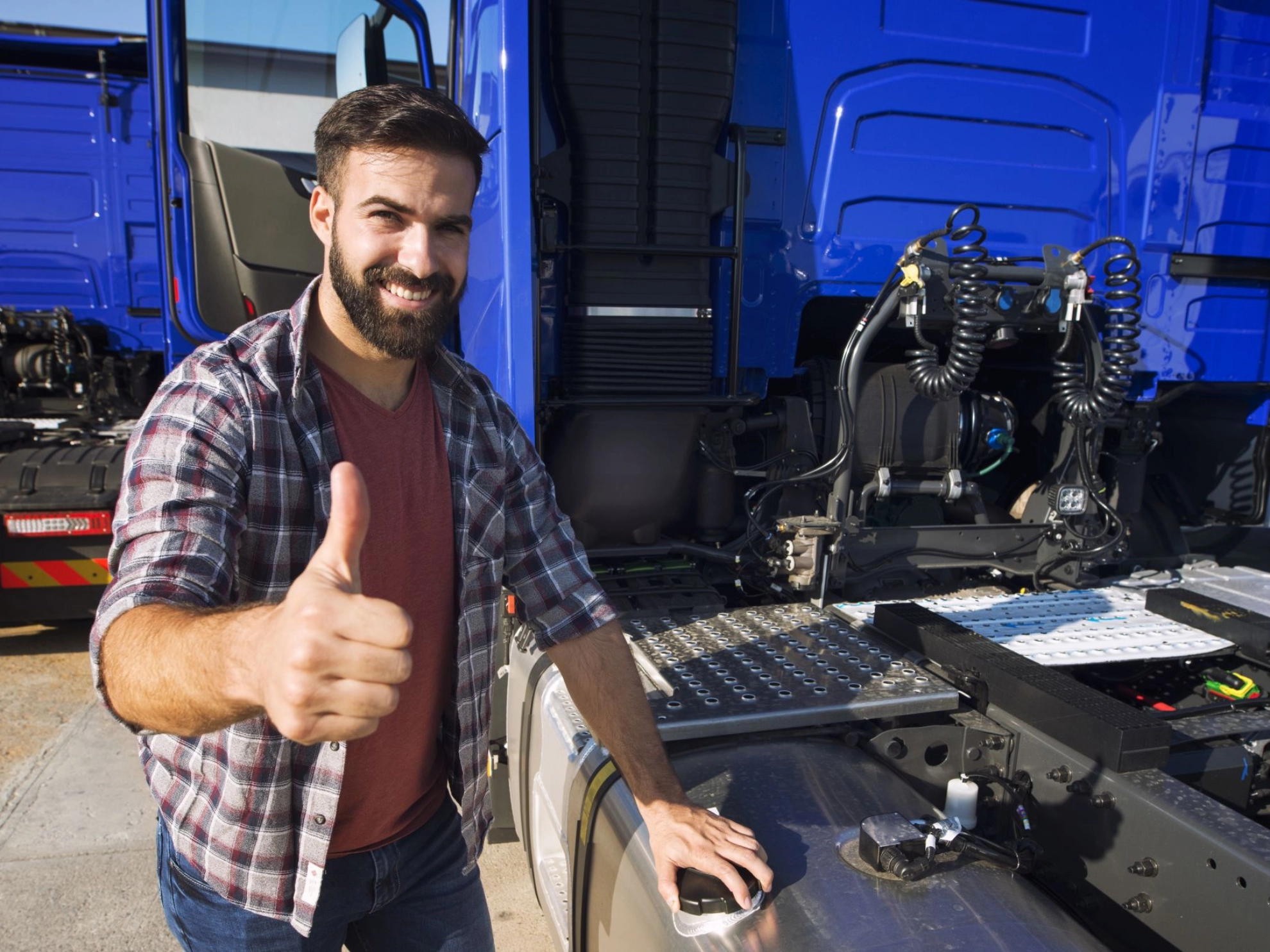 Lkw-Fahrer öffnet die Tankfüllung seines Trucks