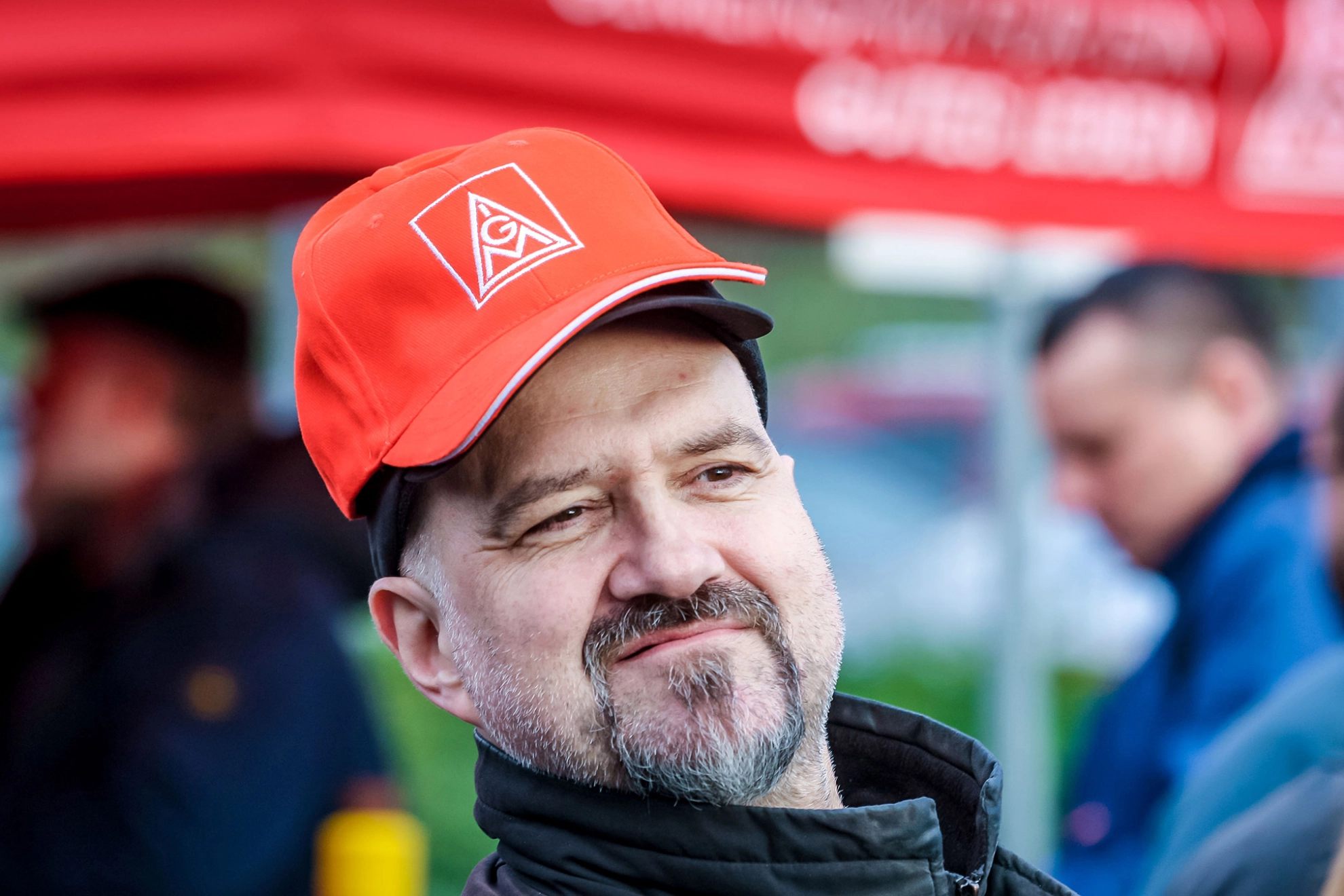 IG Metall, Mann, Rot, Arbeitnehmer, Streik ,Kappe, Ballon, Luftballon, Warnstreik