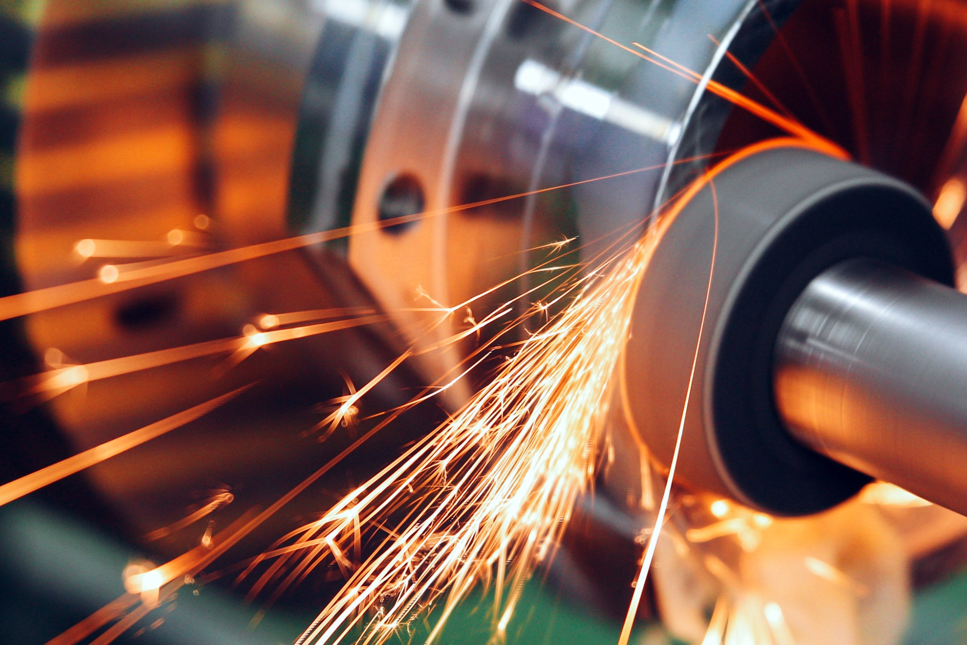 Funken fliegen beim Schleifen. Bearbeitung von Metall