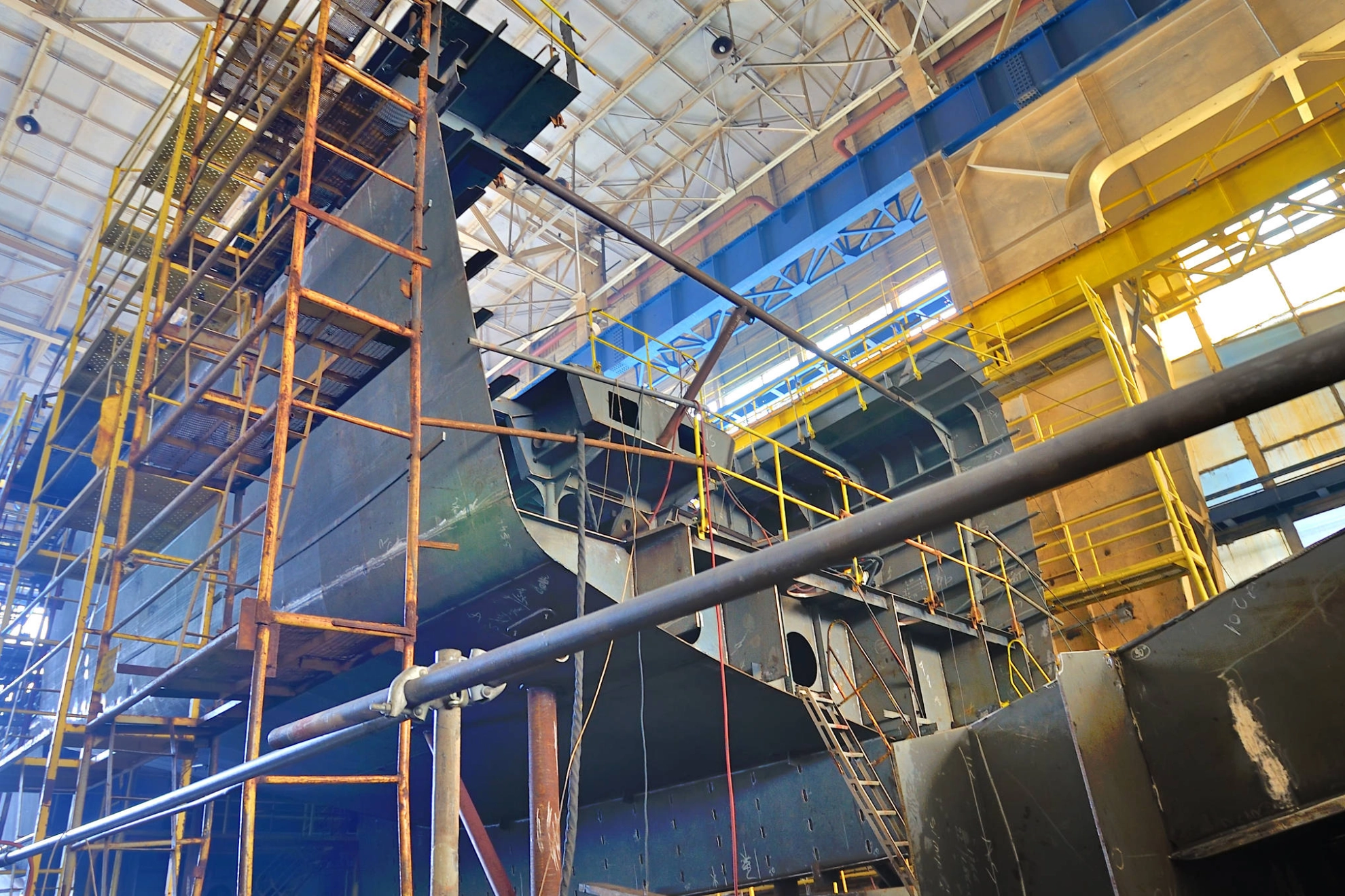 Ein Schiff wird gebaut.