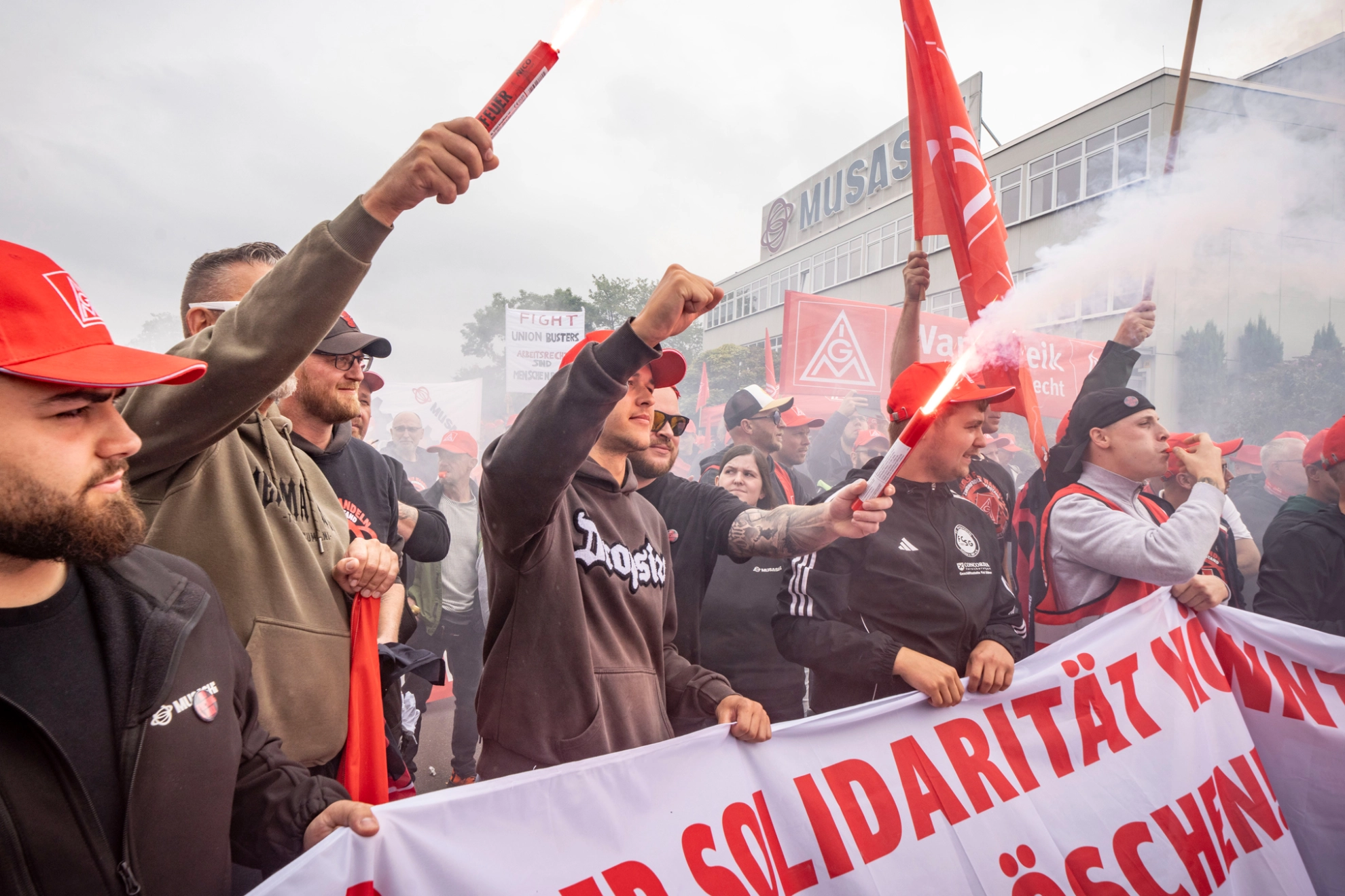 Musashi-Beschäftigte beim Warnstreik vor der Deutschlandzentrale in Bad Sobernheim