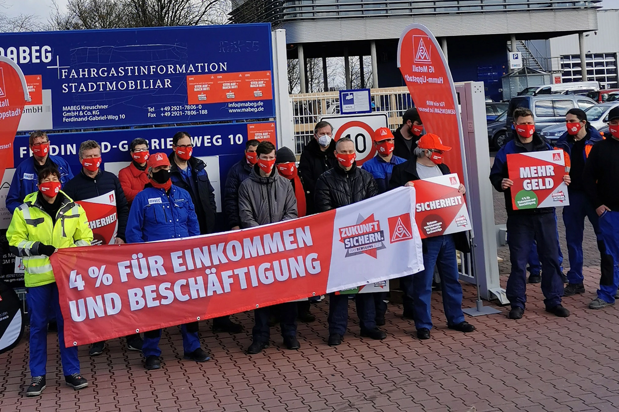 Beschäftigte von MABEK Kreuschner beim Warnstreik