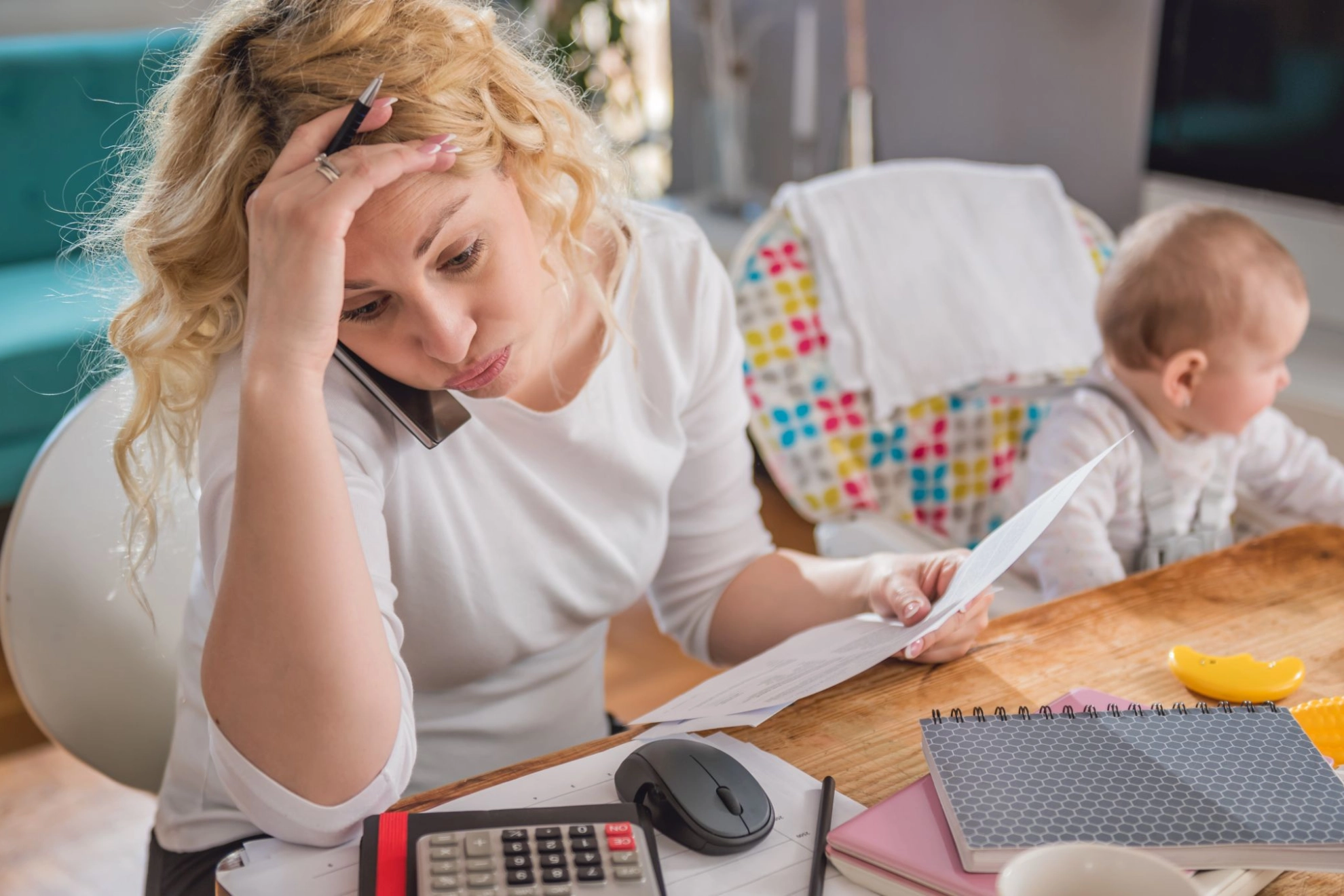 gestrette Mutter im HomeOffice und während Kinderbetreuung