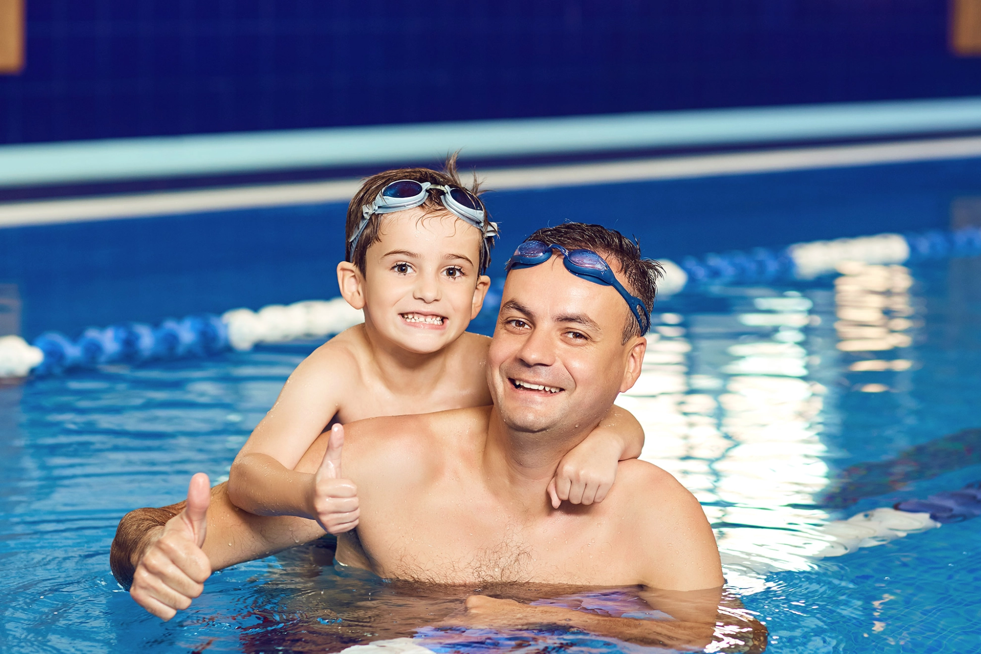 Junger Vater und seinem kleinen Sohn im Hallenbad 