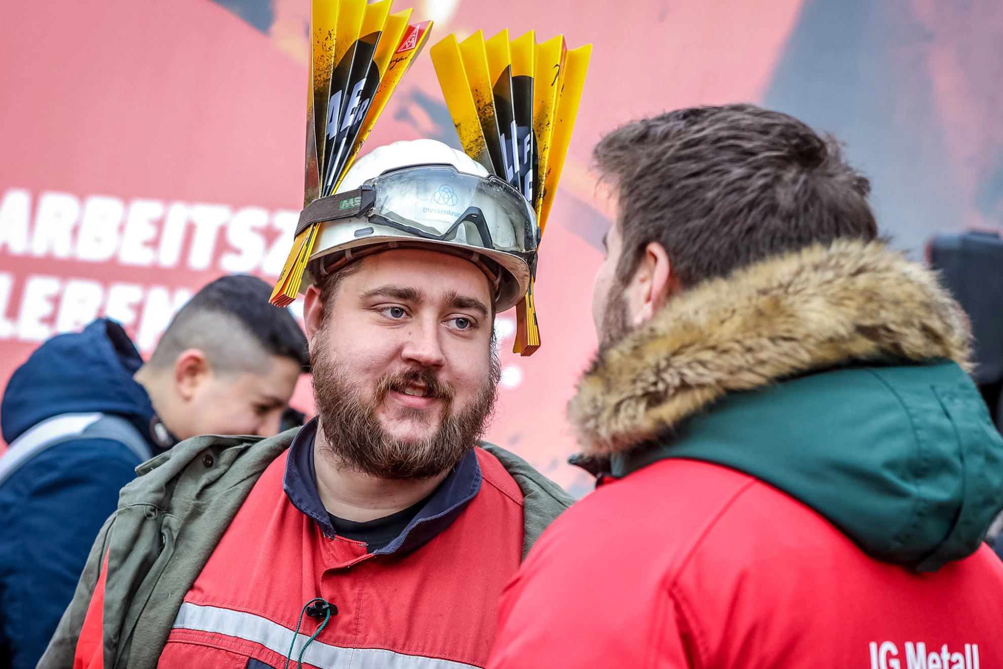 Stahlarbeiter spricht mit einem IG Metall Vertrauensmann während der Stahl-Tarifrunde in Duisburg