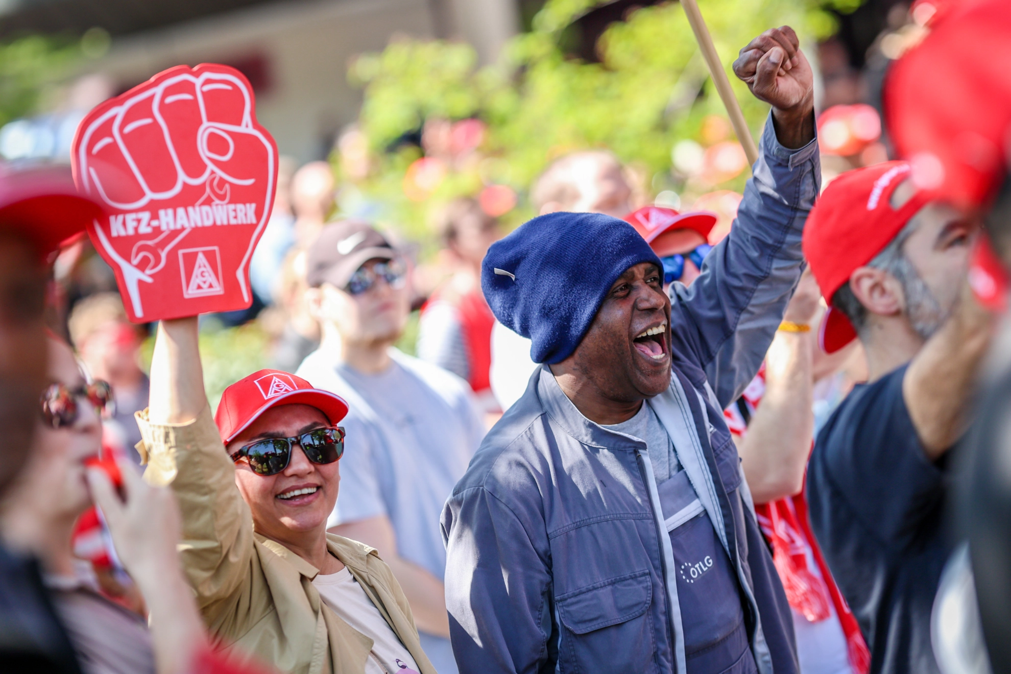 1000 Beschäftigte bei der Demo vor der Kfz-Tarifverhandlung in Leinfelden-Echterdingen / Baden-Württemberg