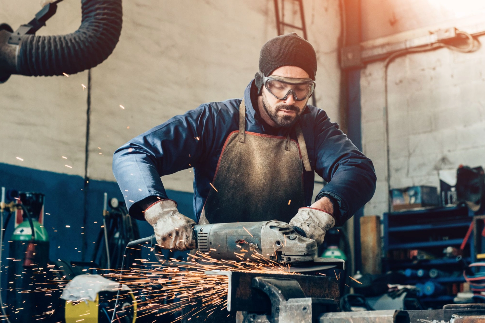 Metall-Arbeiter beim Schleifen