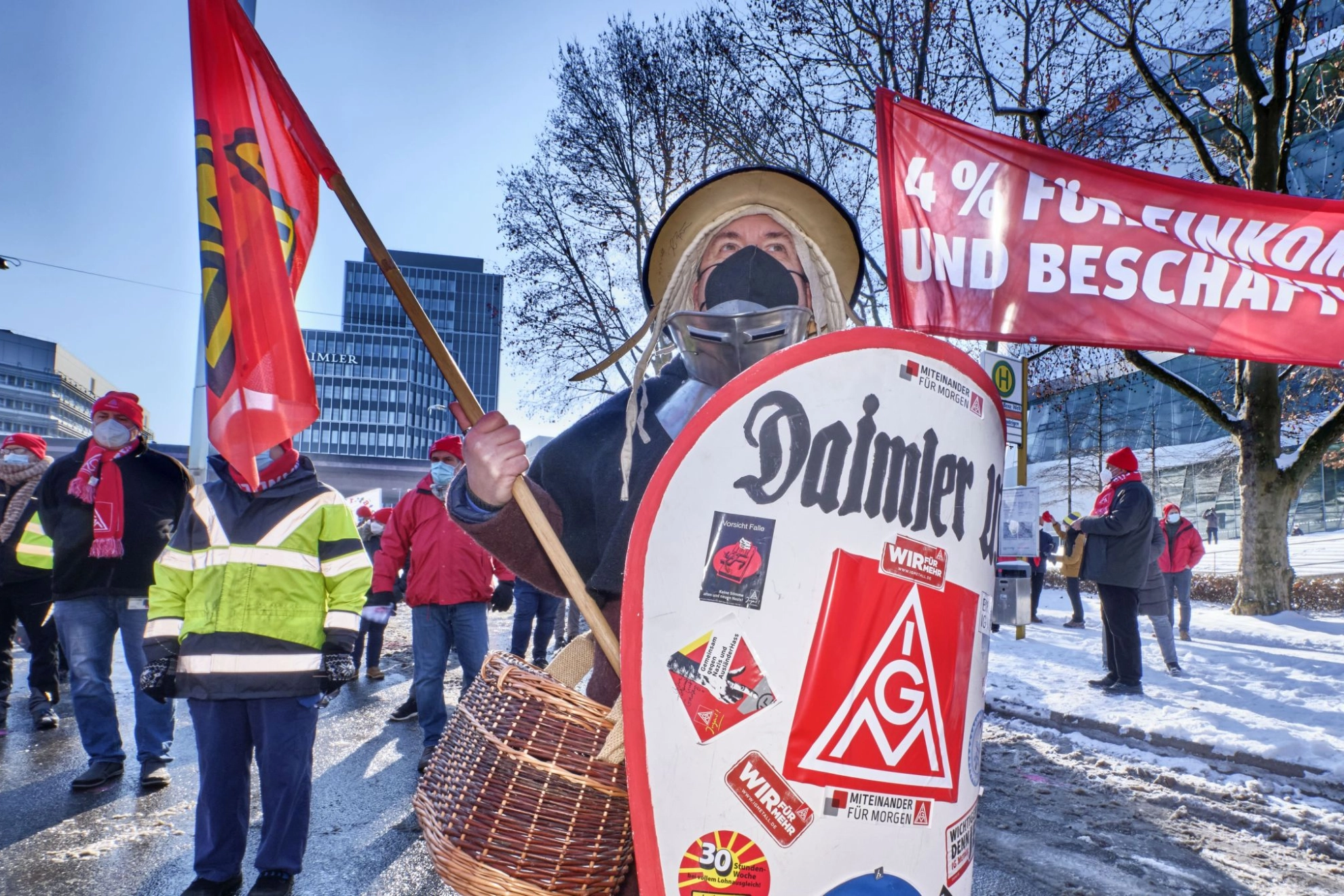 Beschäftigte wehren sich gegen die Angriffe der Arbeitgeber. Hier bei Daimler Untertürkheim.