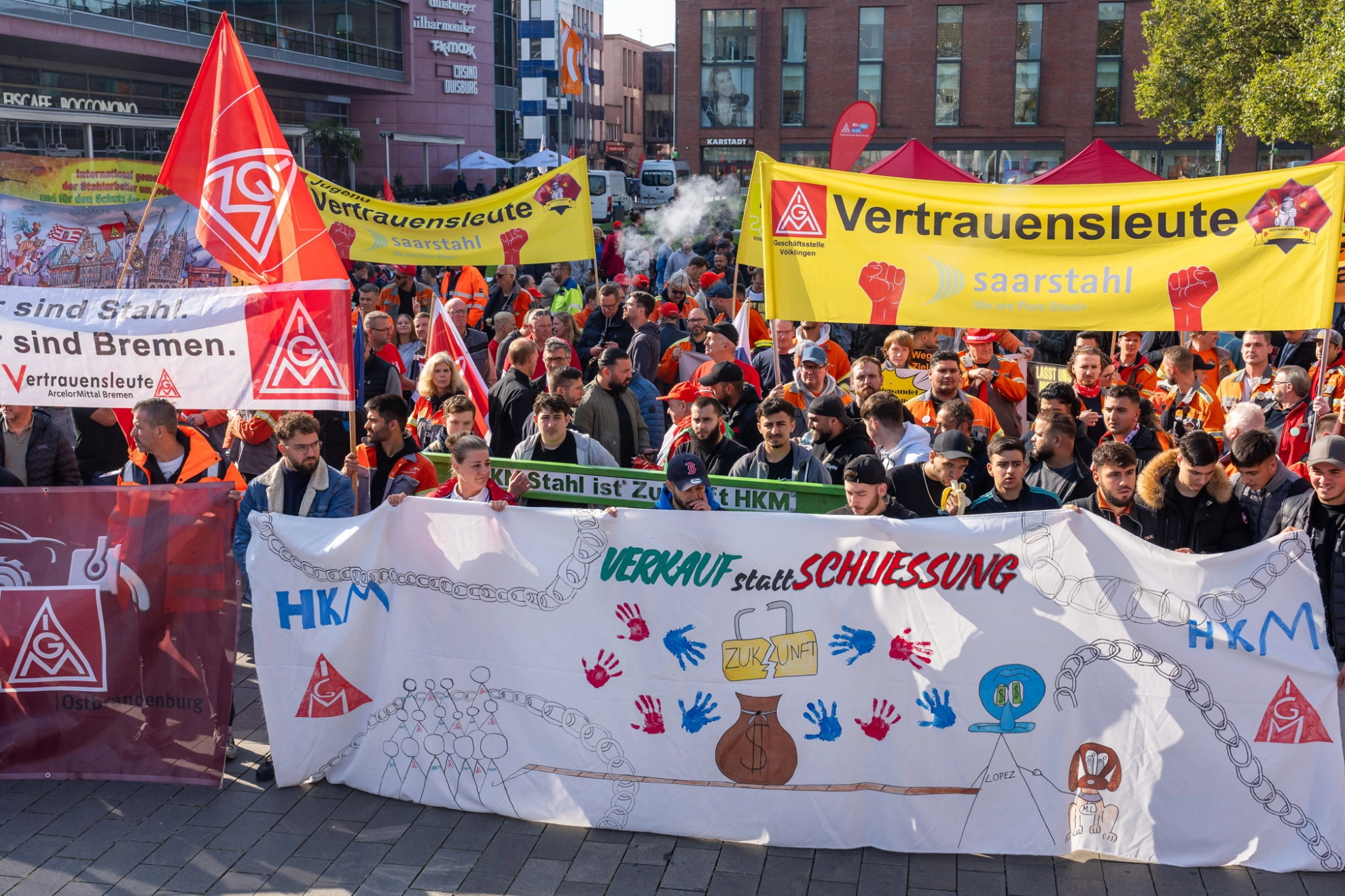 Beschäftigte demonstrieren zum Stahlgipfel vor der Mercatorhalle in Duisburg.