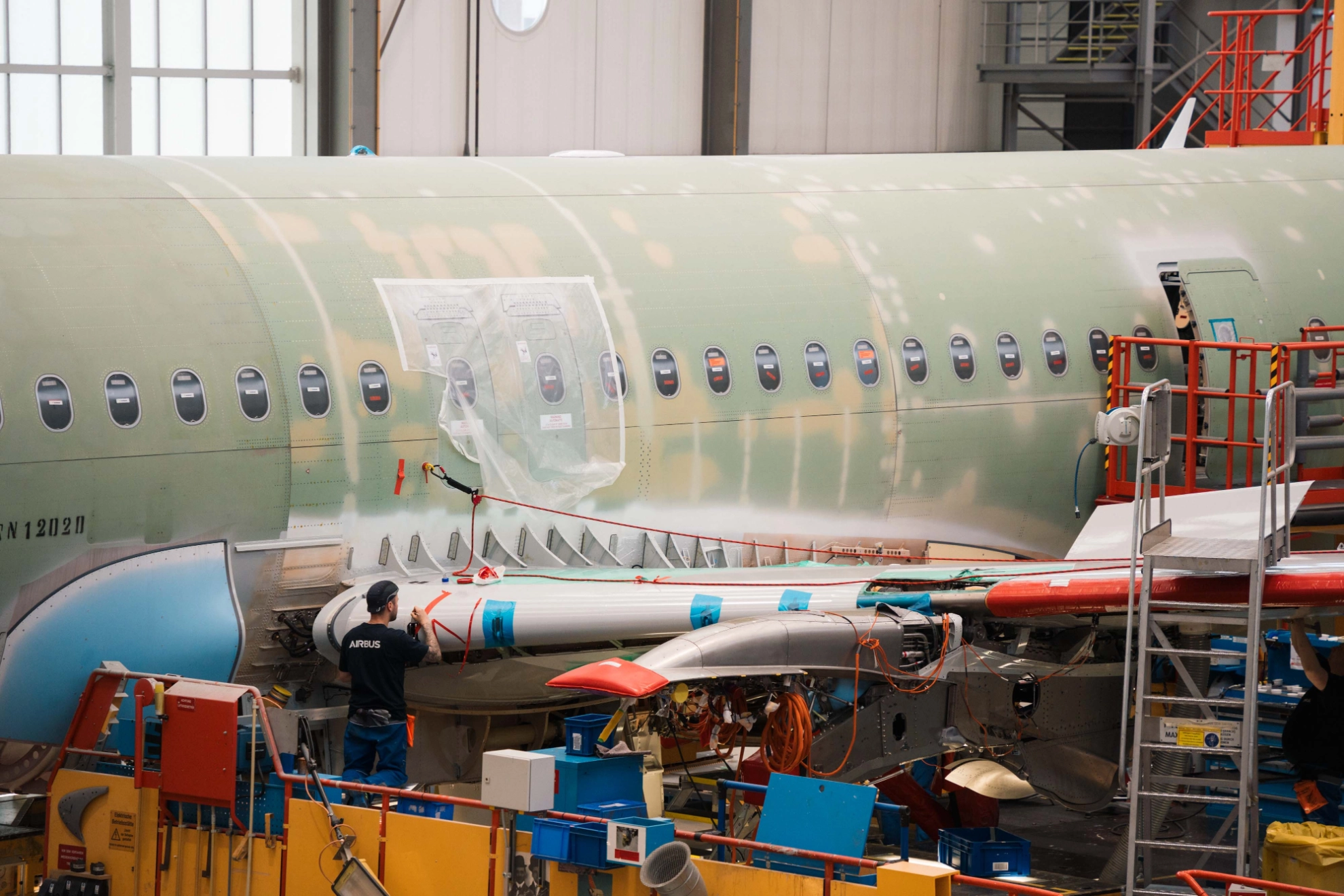 In der Flugzeughalle bei Airbus in Hamburg entsteht eine neue Passagiermaschine.