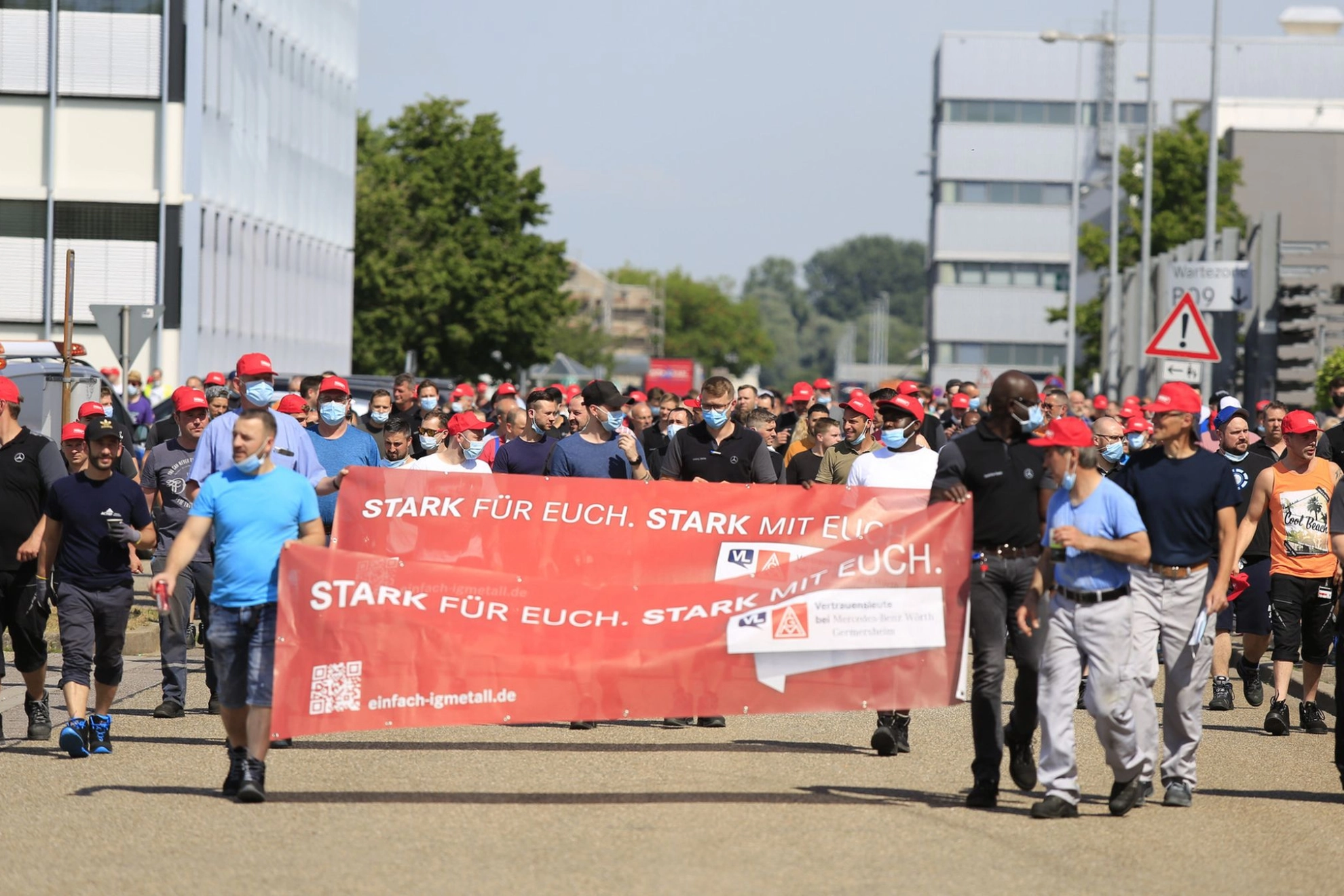 Demonstration der Daimler-Beschäftigten Wörth für Arbeitsplatzerhalt