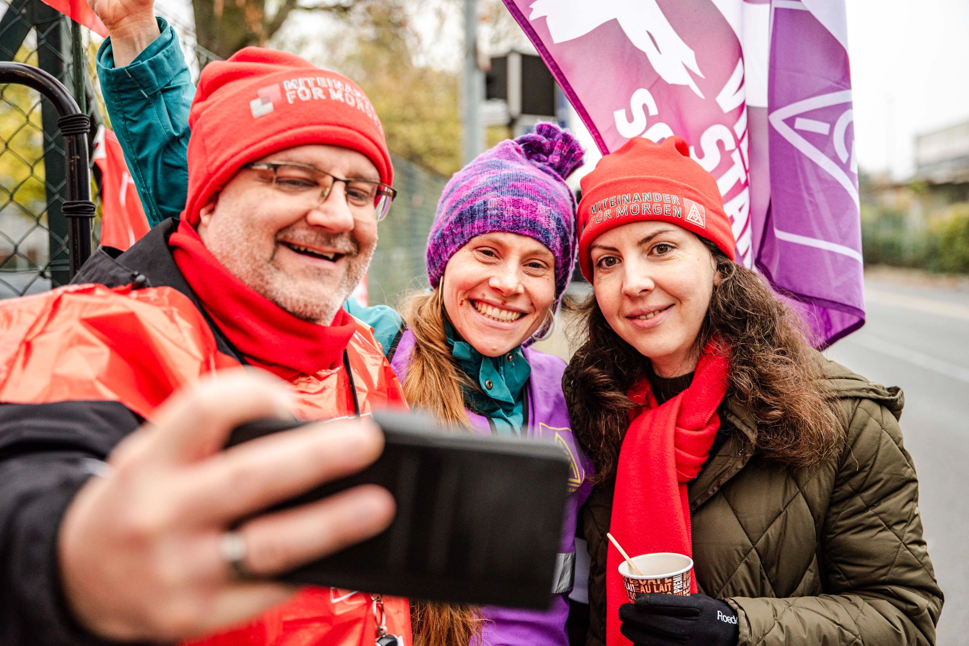Drei Beschäftigte machen ein Selfie beim Warnstreik in der Metall-Tarifrunde