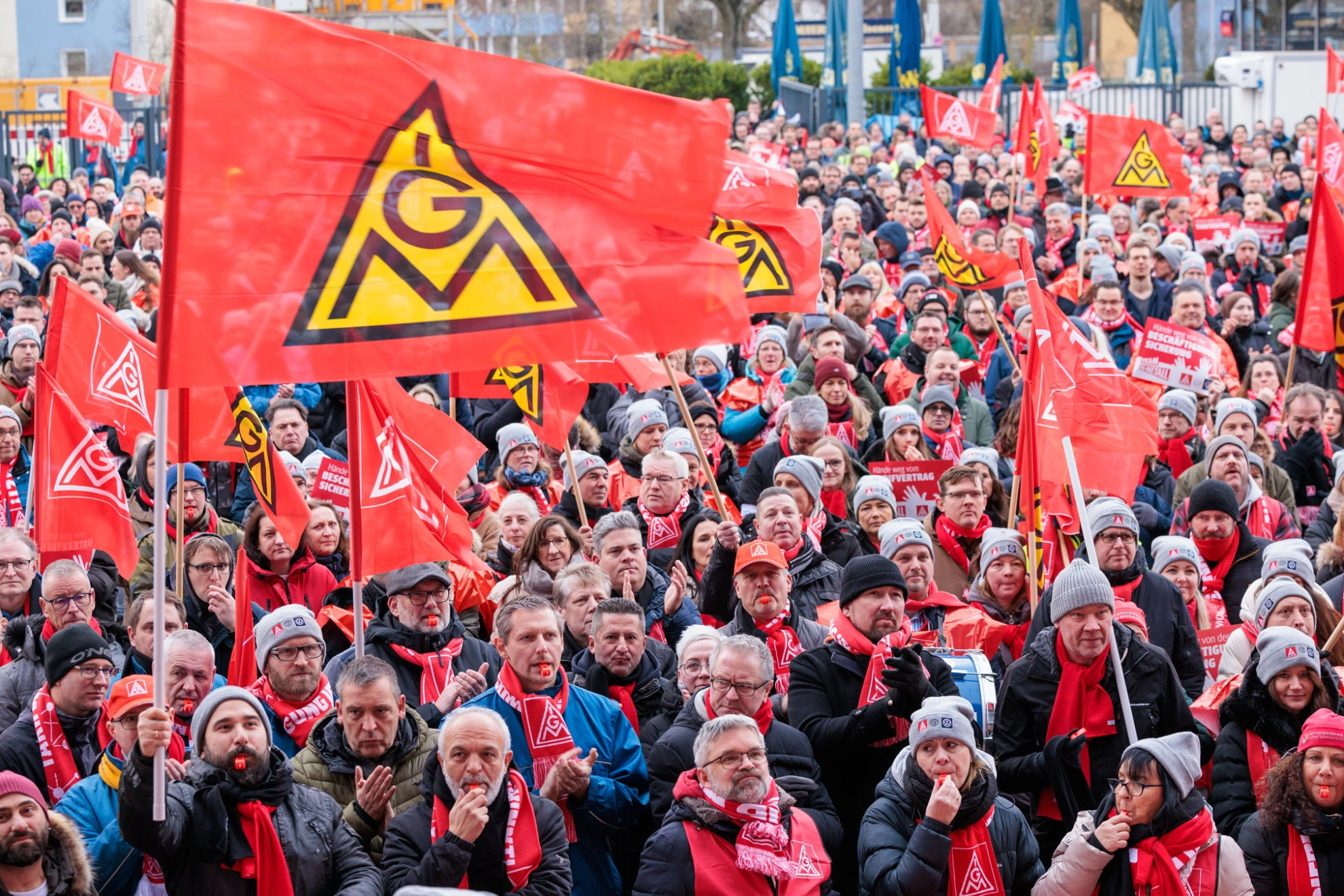 Warnstreik bei VW in Braunschweig am 02.12.2024.