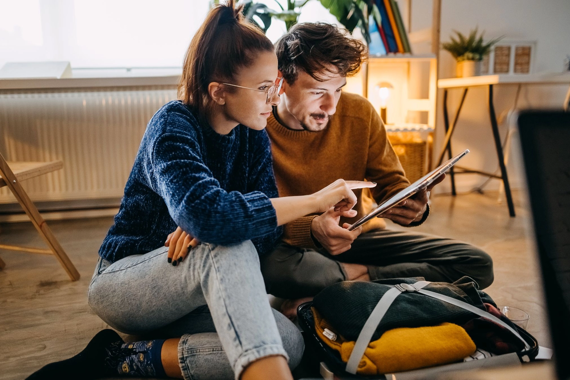 Paar plant mit Laptop Urlaub