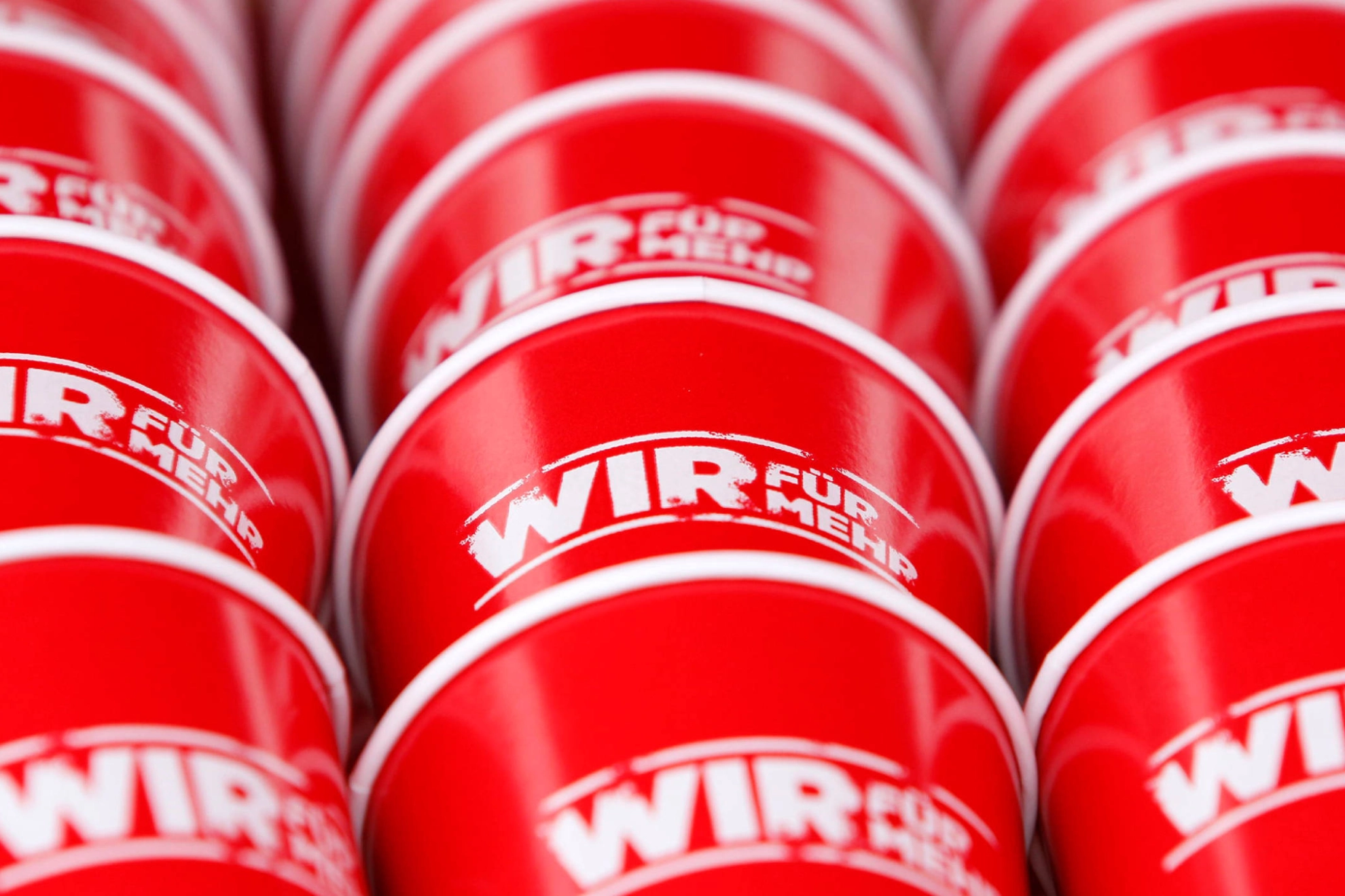 Rote IG Metall-Becher.