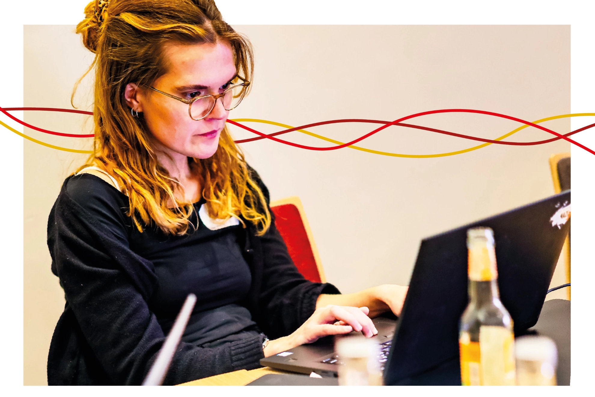 Frau arbeitet während eines IG Metall-Online-Seminars konzentriert am Notebook.