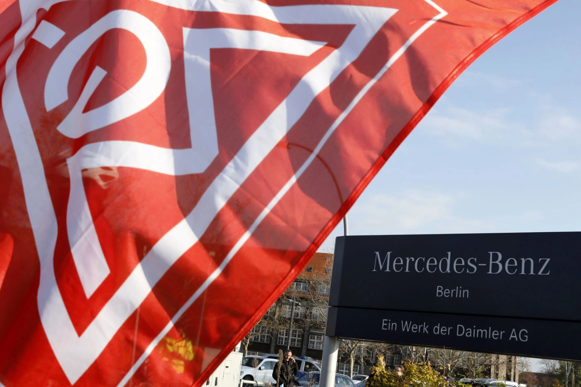 Mercedes-Benz Berlin mit IG Metall-Fahne