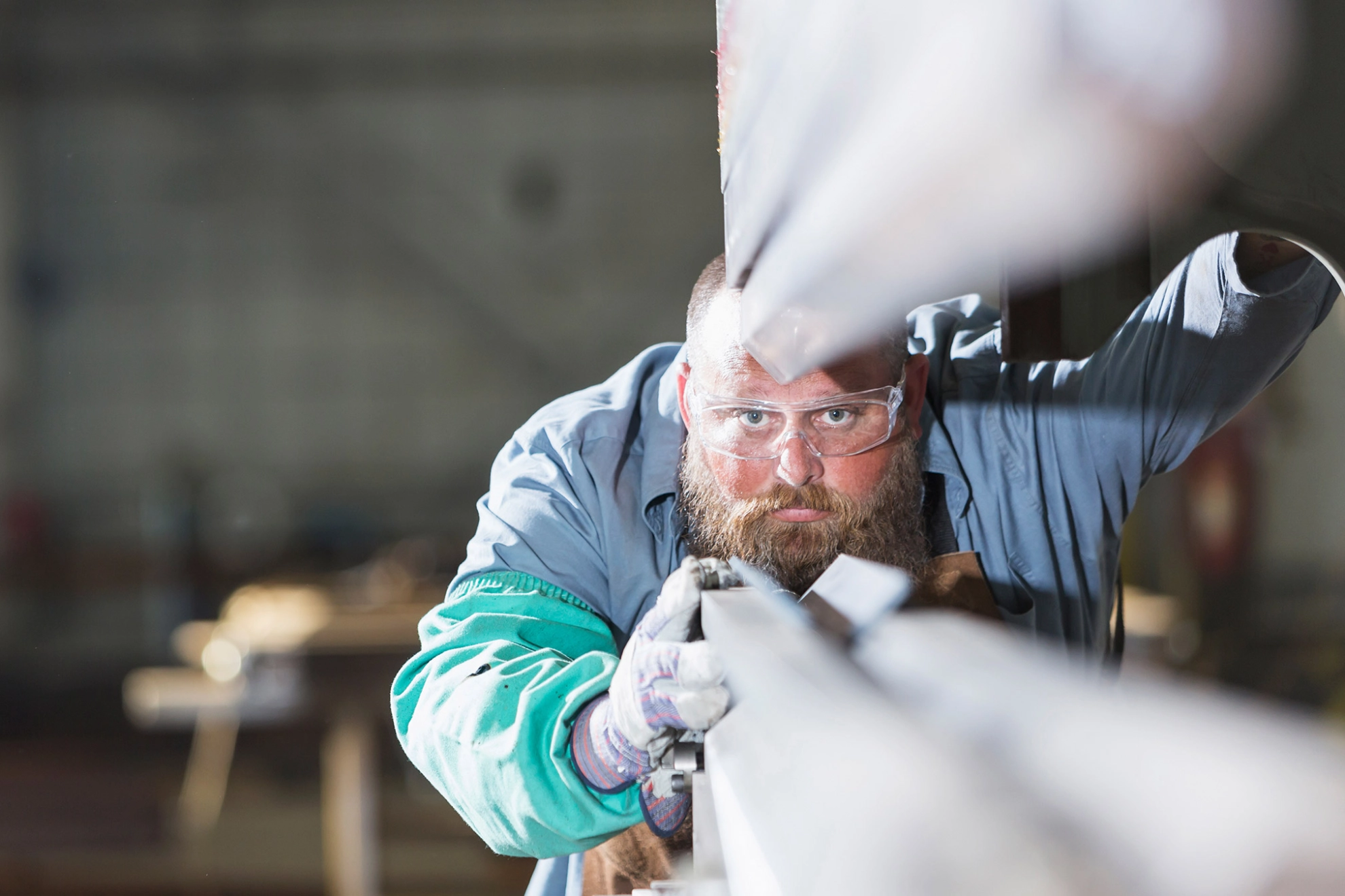 Arbeiter in Metallfabrikationsanlage.