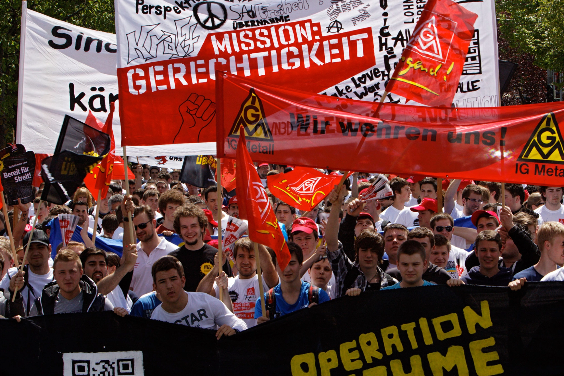 Warnstreiktag der Azubis bei Daimler in Sindelfingen. Mit einer Demo und Kundgebung wollen die IG Metall Jugendlichen ihre Forderung nach unbefristeter Übernahme betonen.