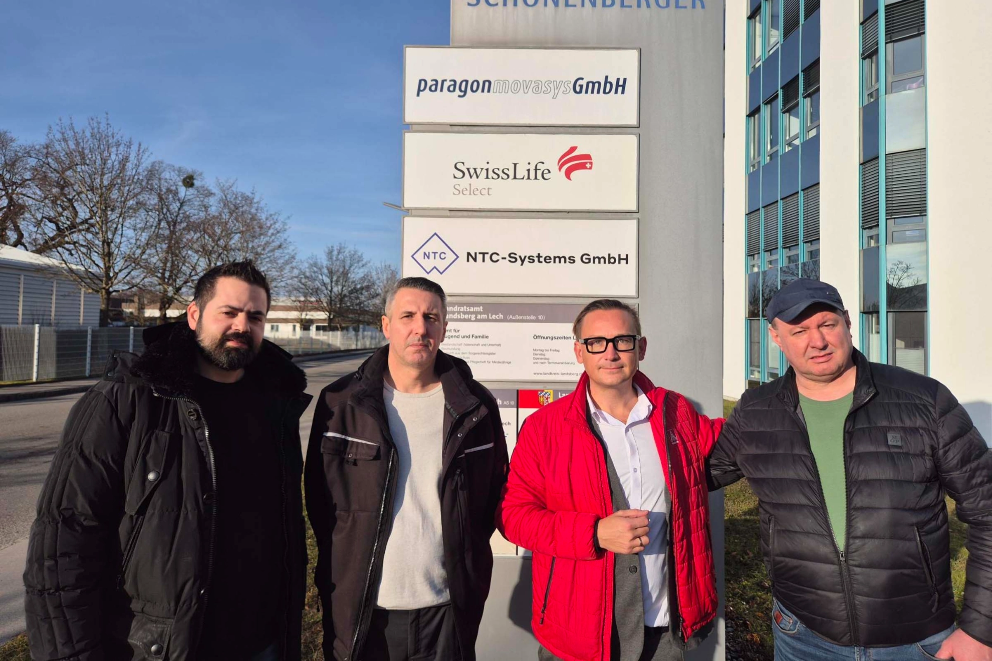 Der neue BR-Wahlvorstand bei Paragon mit Karl Musiol von der IG Metall Oberland (rote Jacke)