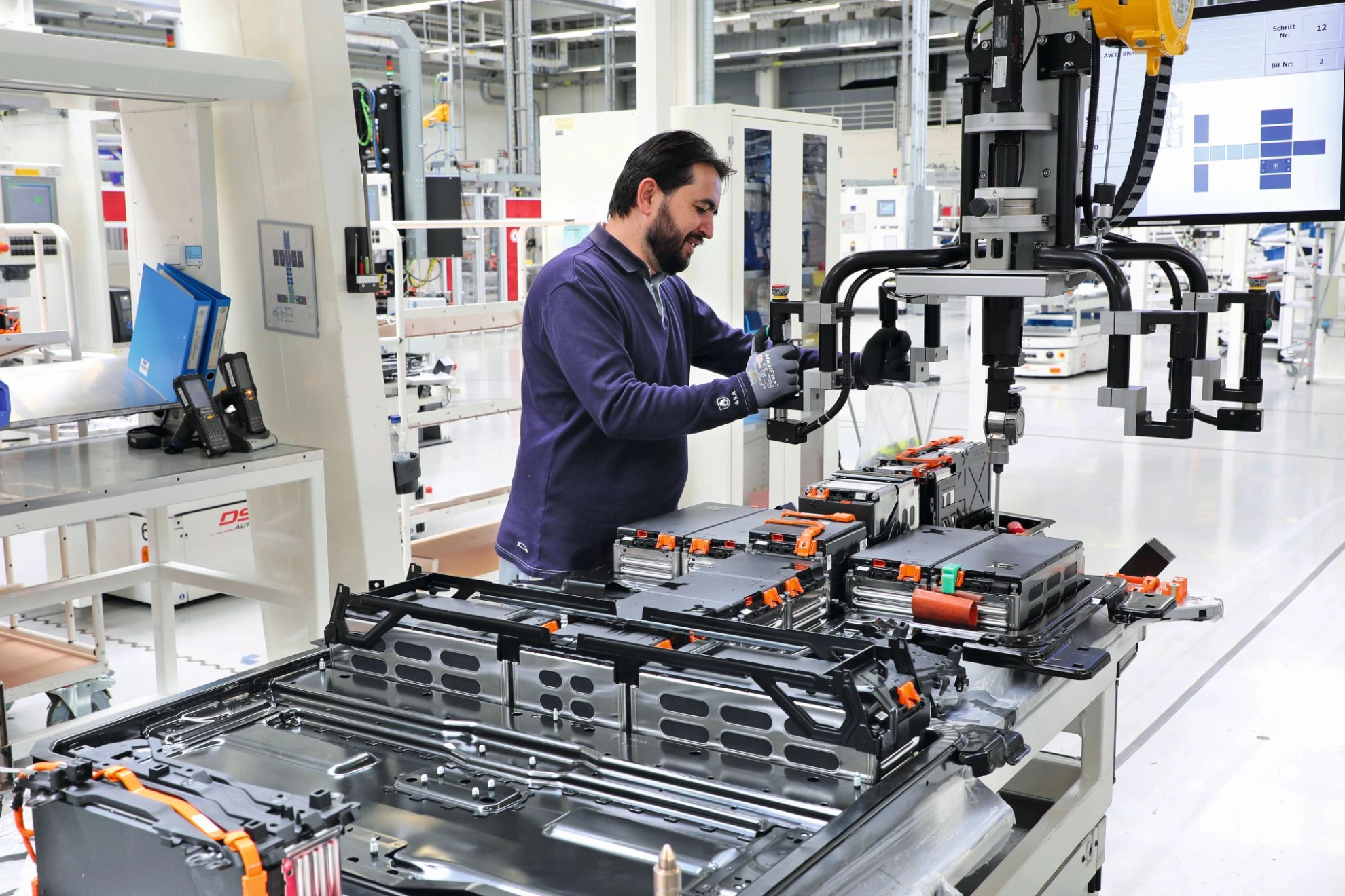 Beschäftigter bei der Produktion von Batteriezellen im VW-Werk Braunschweig