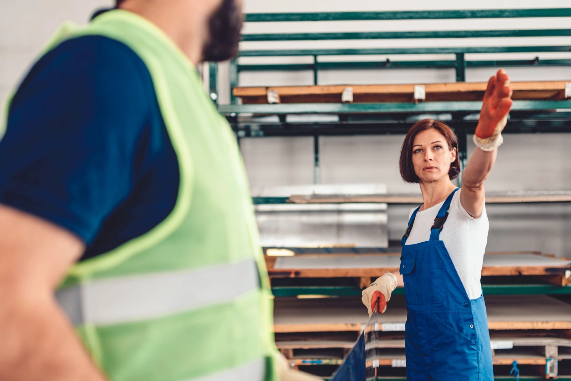 Arbeiterin mit Kollege in einem Metalllager