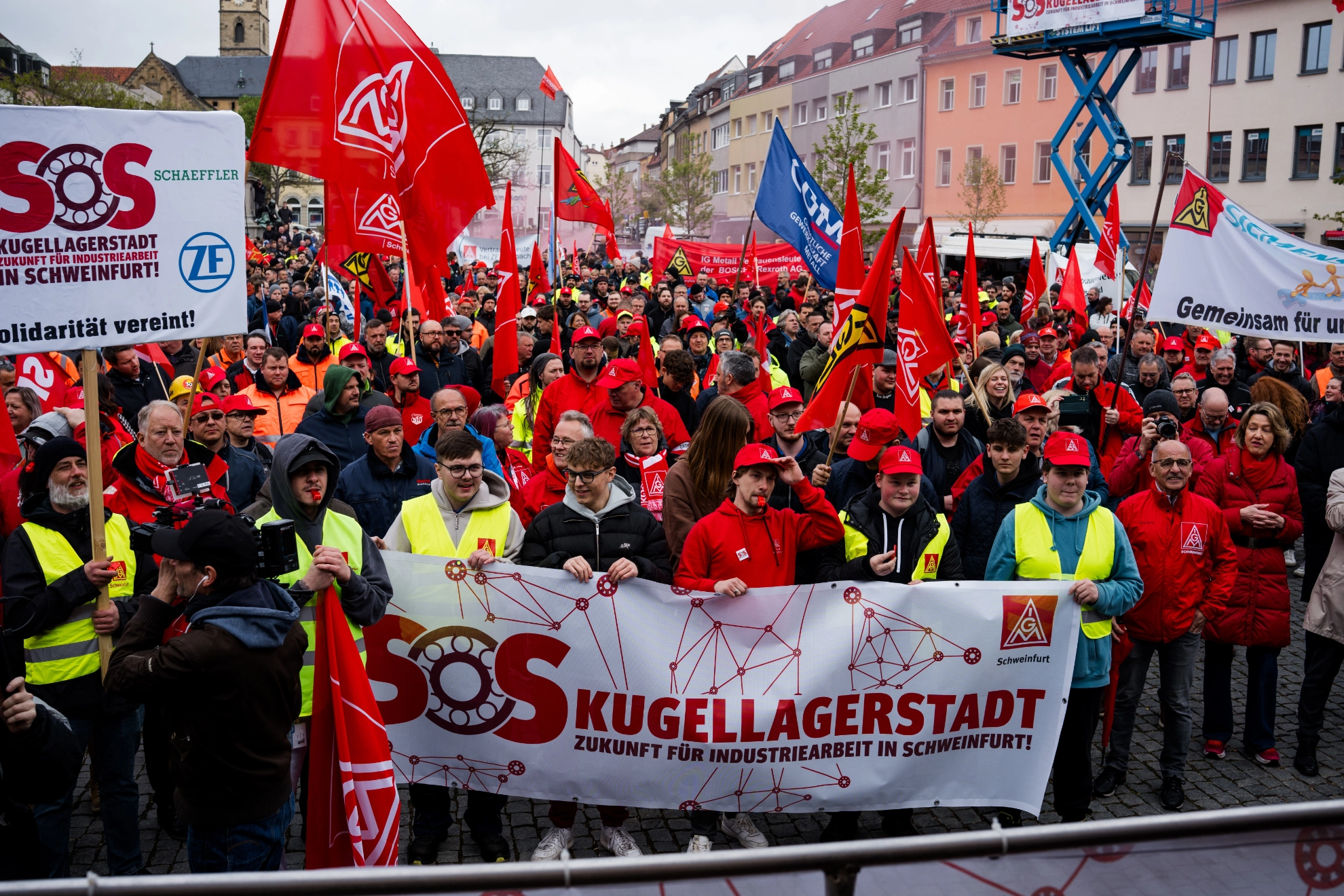 Beschäftigte von ZF, SKF, Bosch, Schaeffler und anderer Betriebe demonstrieren in Schweinfurt für den Erhalt ihrer Standorte.
