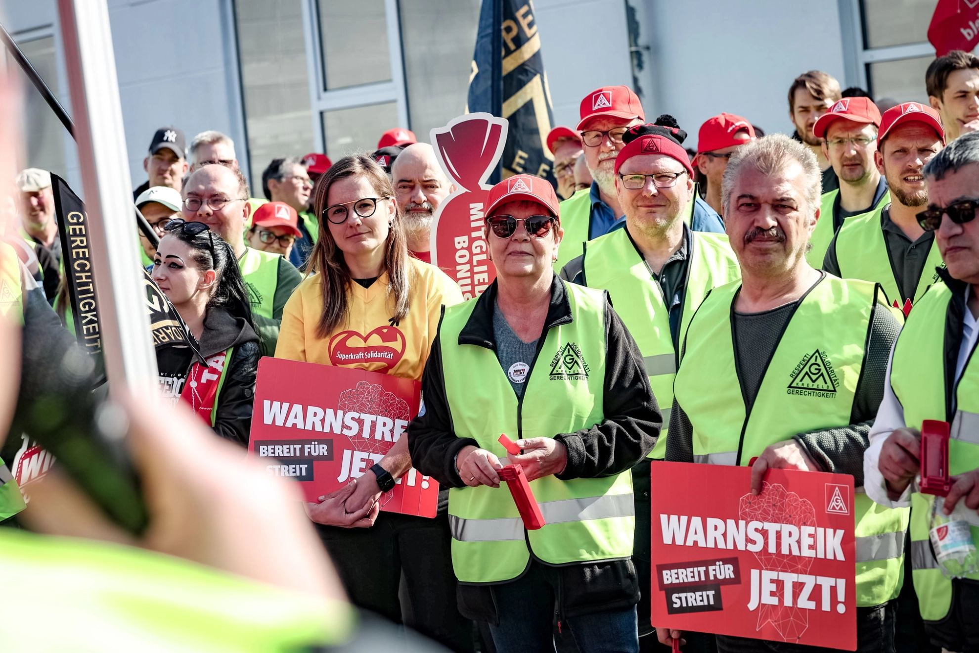 Warnstreik zur Tarifrunde Textil und Bekleidung West 2025 in Geldern