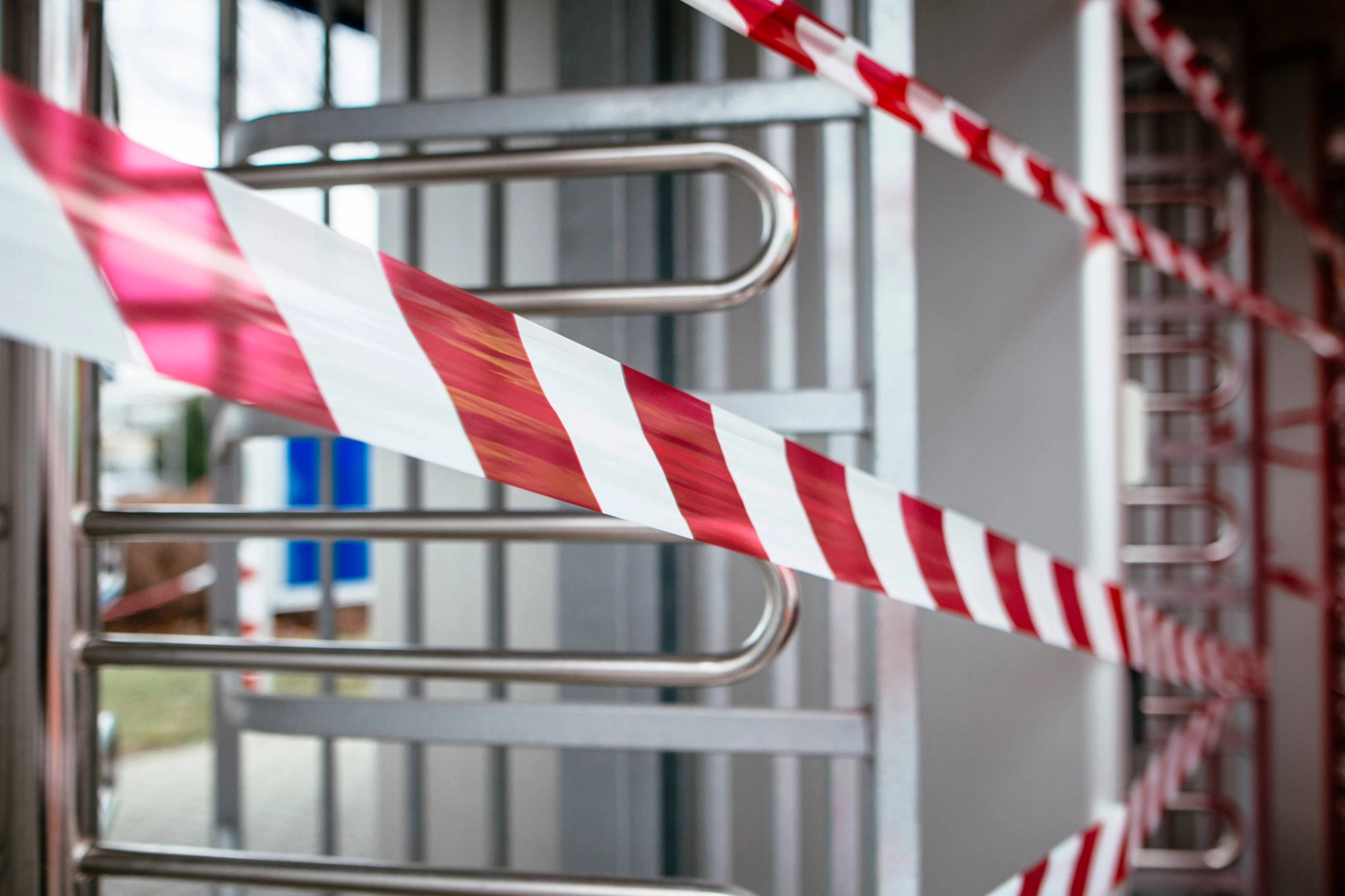 Mit Flatterband abgesperrtes Werkstor.