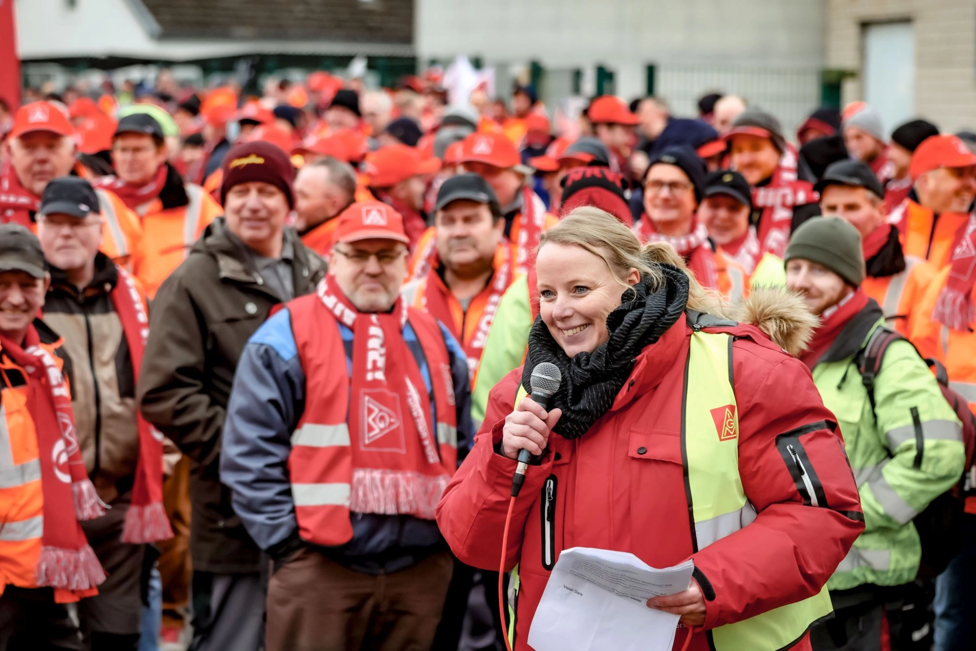 Tarifrunde Holz und Kunststoff 2024: Beschäftigte im Warnstreik bei Westag in Rheda-Wiedenbrück.