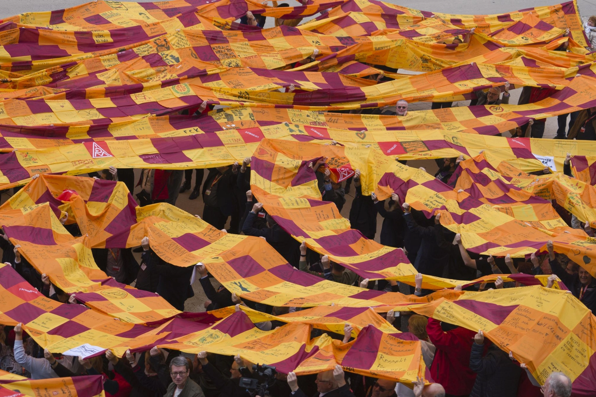 Delegierte des Gewerkschaftstages 2019 der IG Metall halten ein 600 Meter langes Banner gegen Rassismus