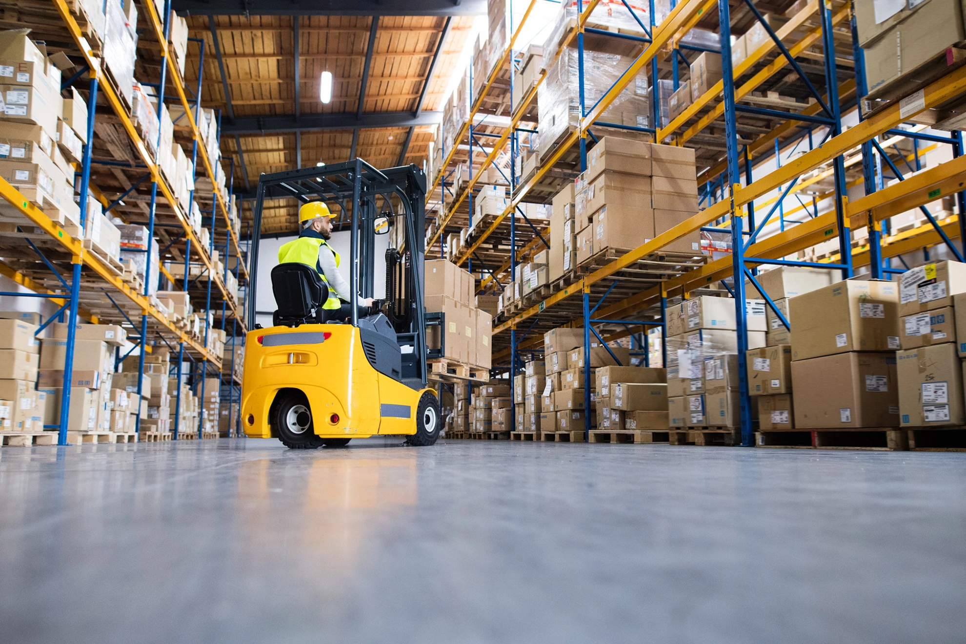 Lagerarbeiter mit Gabelstapler in einem Logistikunternehmen