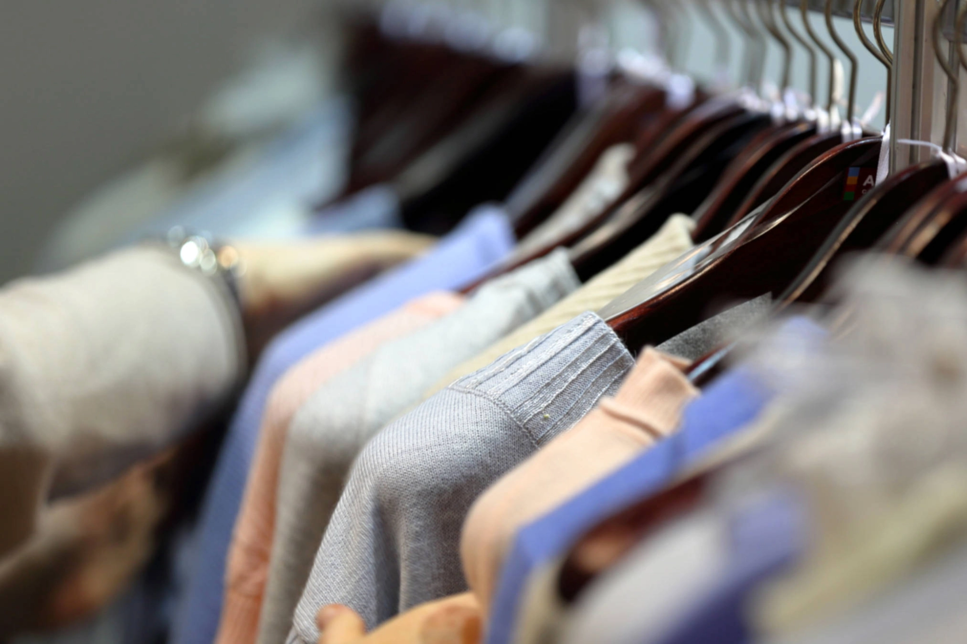 Pullover auf Kleiderbügeln.