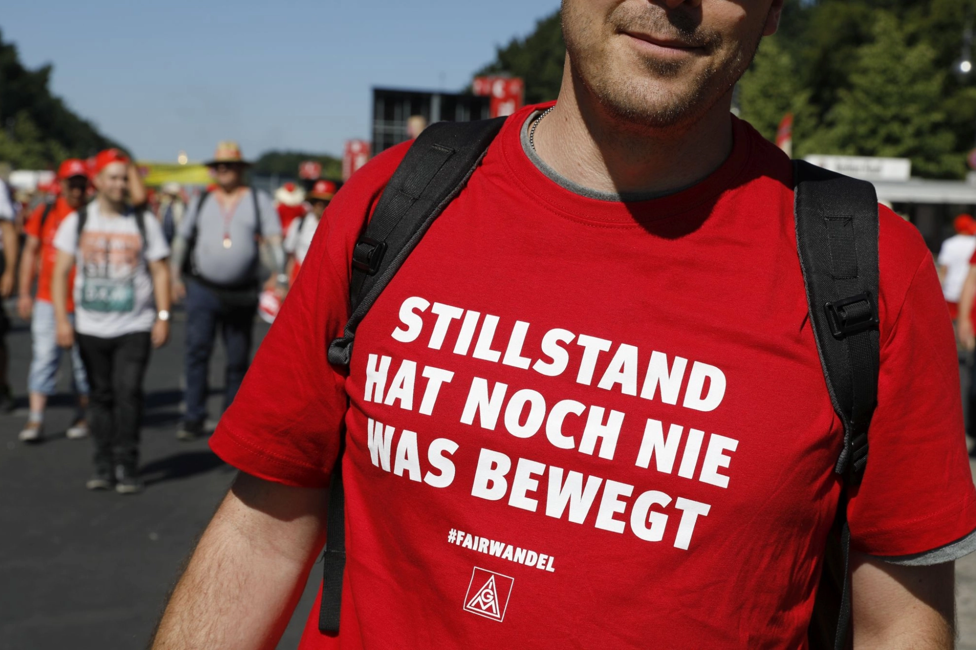 Metaller auf der FairWandel-Kundgebung mit dem T-Shirt: "Stillstand hat noch nie bewegt"