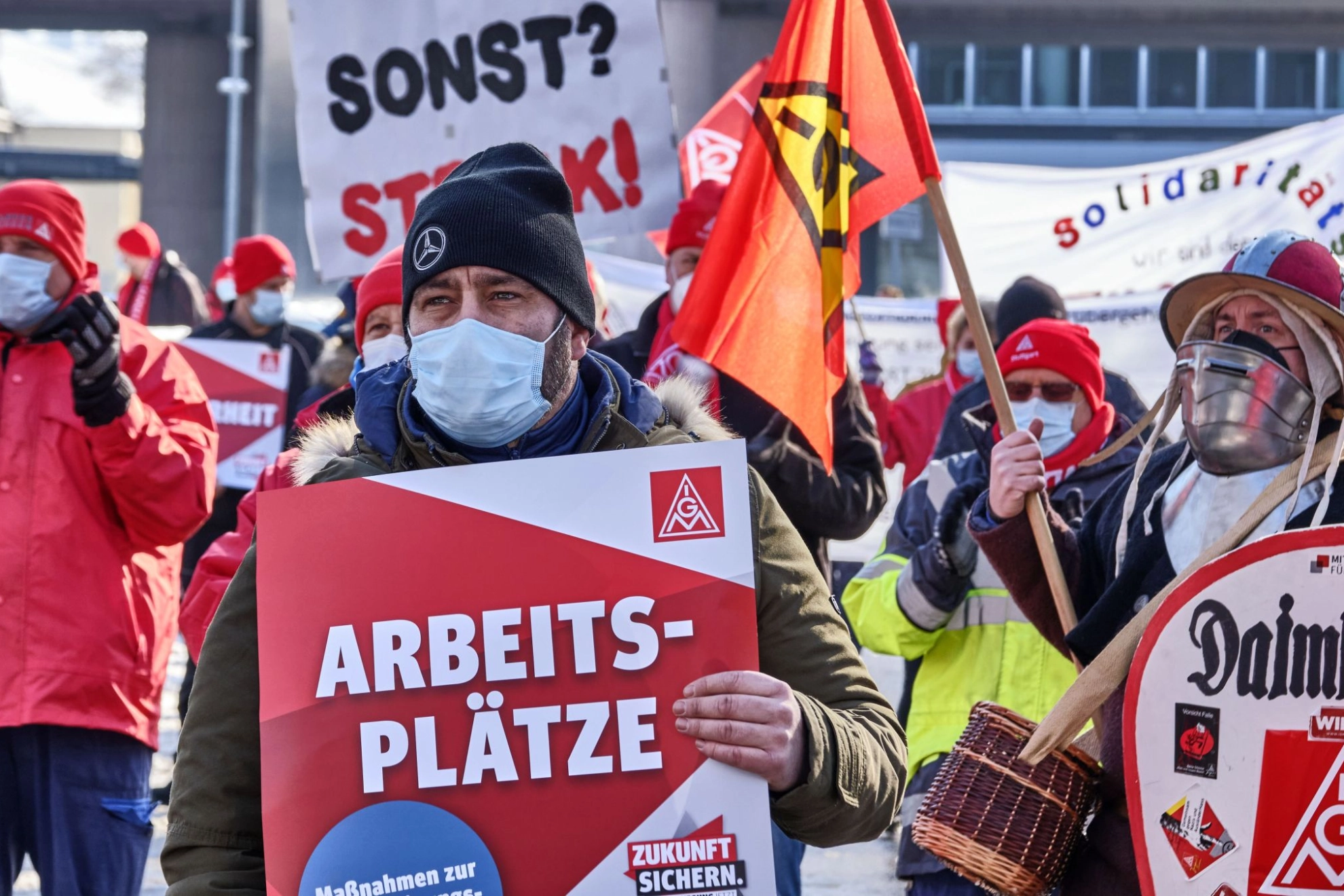 Tarifrunde Metall und Elektro: Mit dem Tarifabschluss in der Metall- und Elektroindustrie hat die IG Metall Beschäftigung, Zukunft und Einkommen gesichert. 500 Euro in diesem Jahr, ab 2022 kommt dann ein jährliches Transformationsgeld (T-Geld) dazu. 2023 steigt das T-Geld auf 27,6 Prozent und kann auch zur Arbeitszeitverkürzung genutzt werden. Hier: Warnstreik bei Daimler Stuttgart.