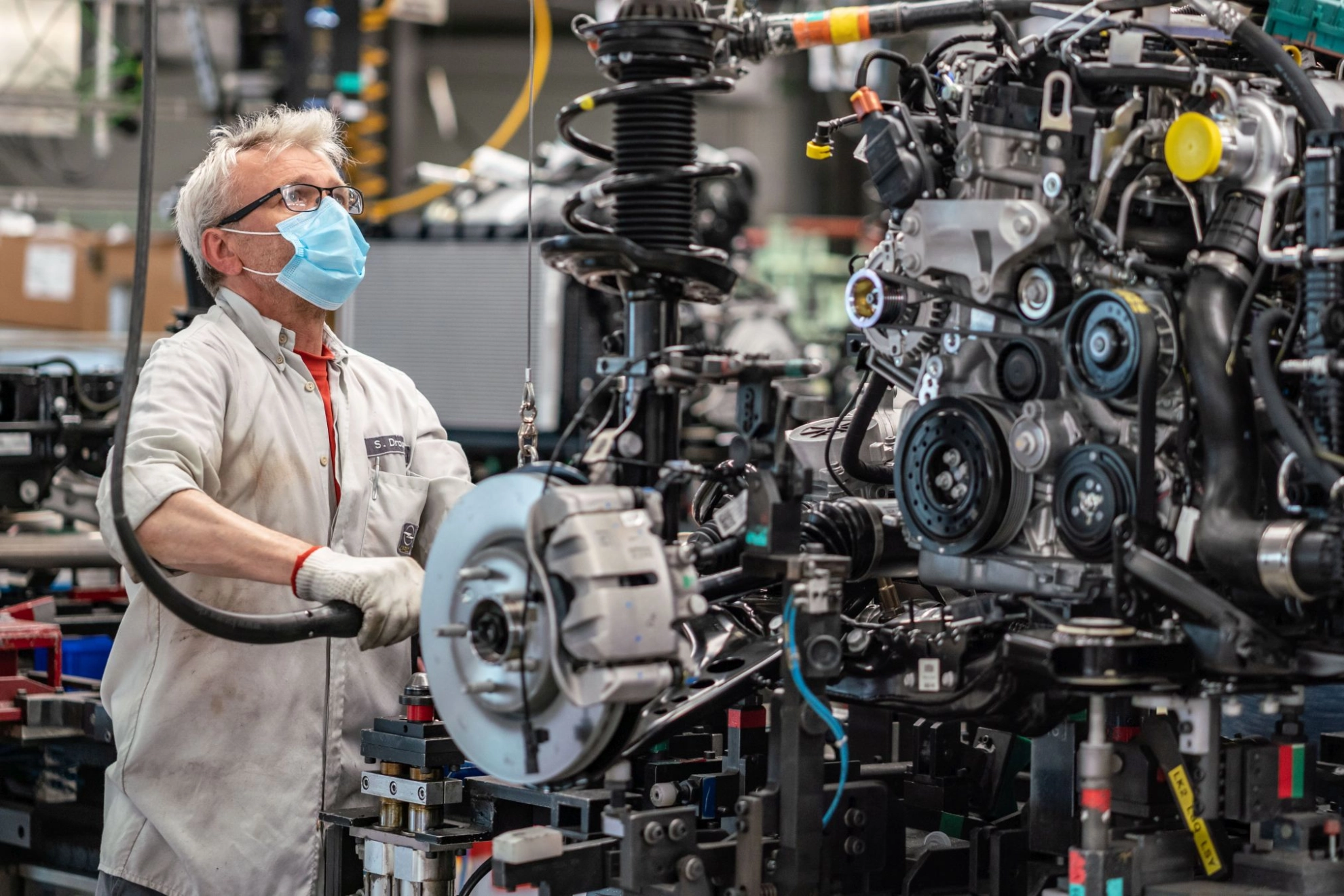 Beschäftiger von Opel mit Mundschutz in der Produktion