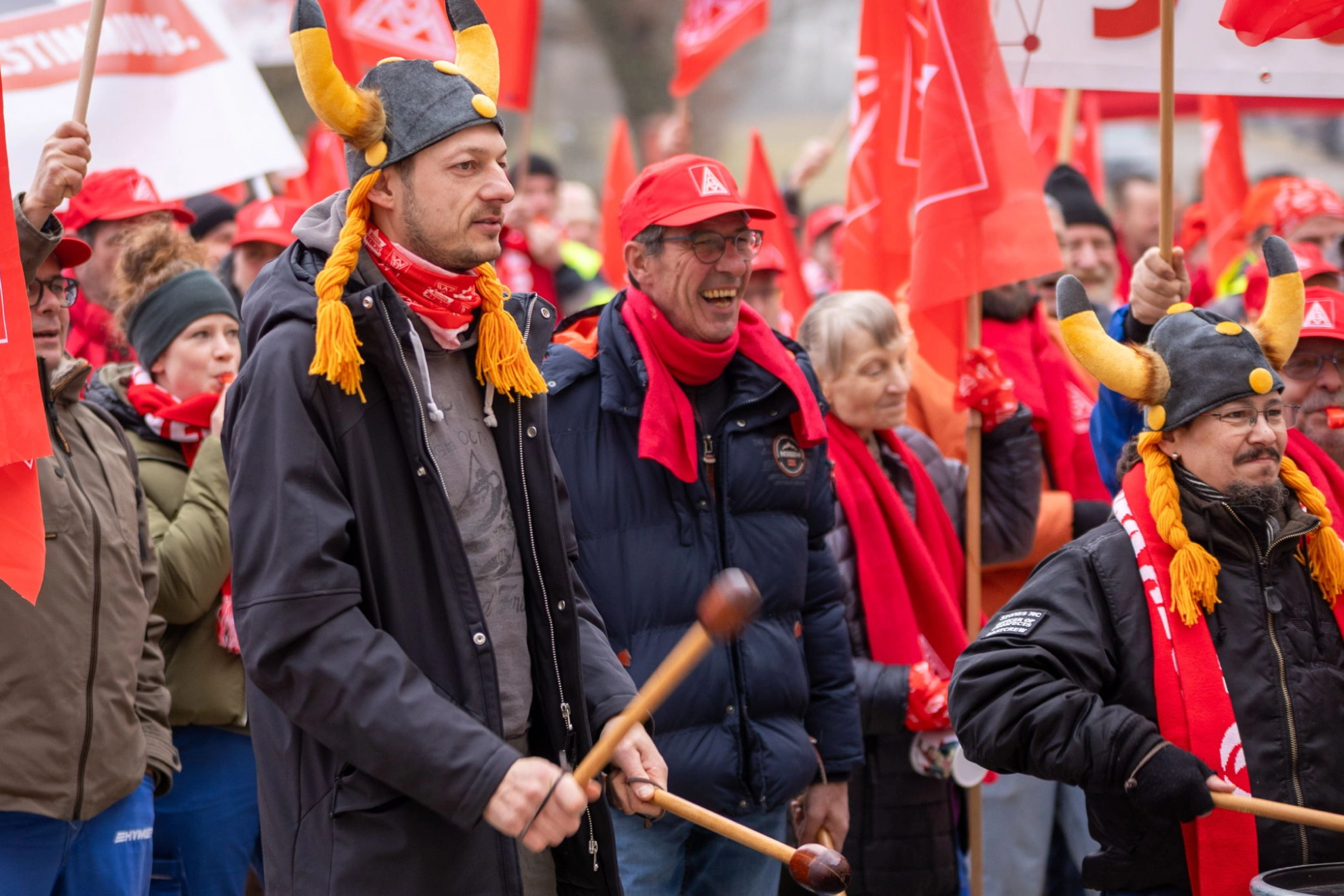 Beschäftigte bei einer Aktion vor der 3. Tarifverhandlung in der Holz und Kunststoff-Industrie in Laupheim (Baden-Württemberg)