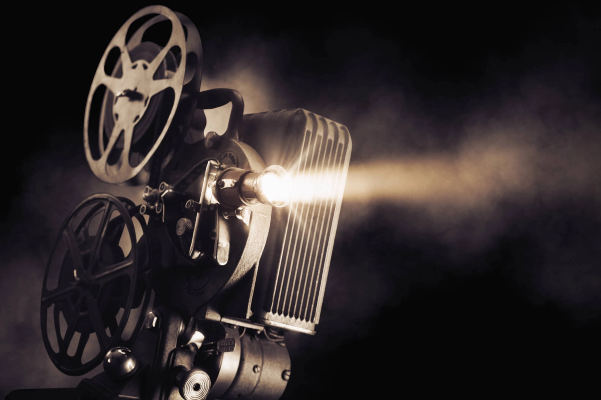 Filmprojektor leuchtet im Dunkeln