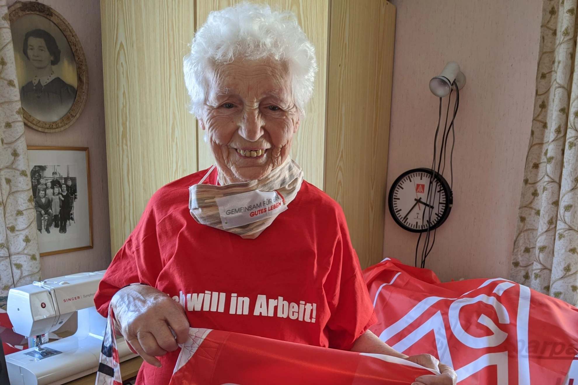 Die Metallerin Rosi macht aus alten IG Metall-Fahnen Taschen und Rucksäcke