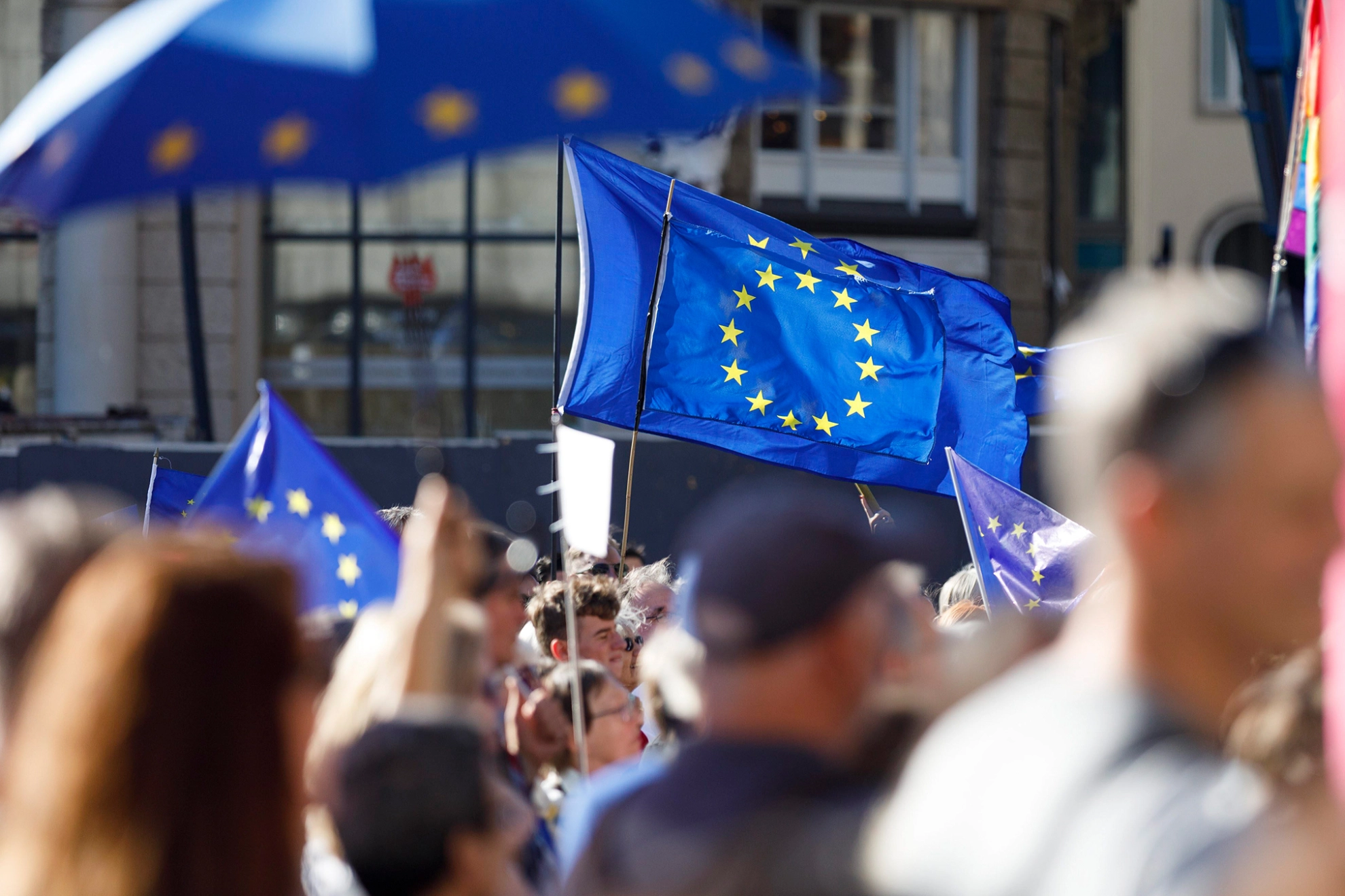Europaflaggen bei einer Kundgebung