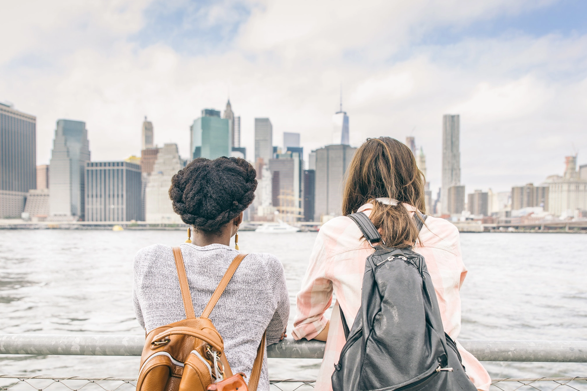 Frauen in New York blicken auf die Skyline