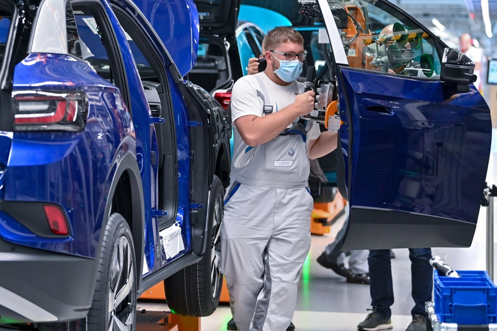 Rund 26 Millionen E-Autos will VW bis 2029 verkaufen. In Zwickau rollt neben dem ID.3 nun auch der ID.4, der erste Elektro-SUV, vom Band