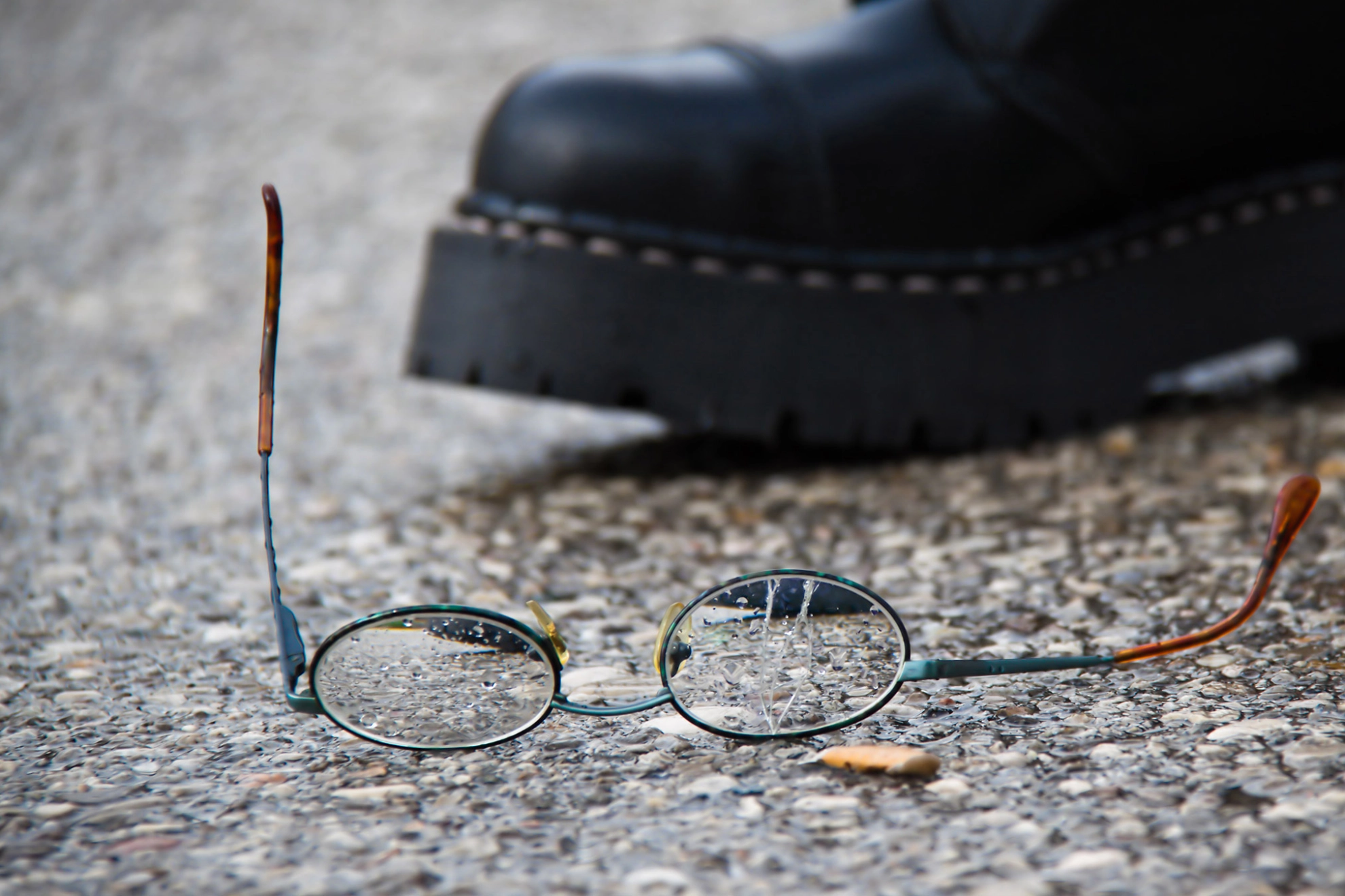 Von Stiefel zertretene Brille