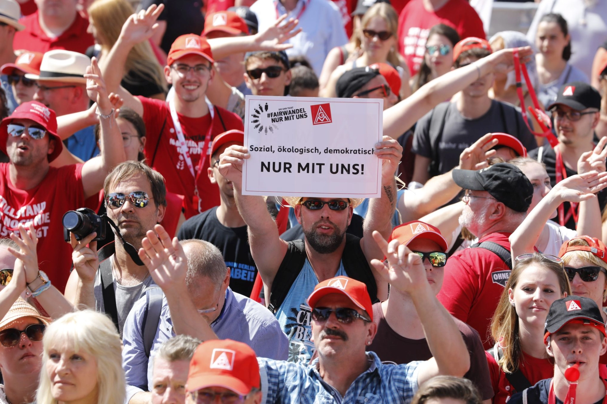 Metaller demonstriert auf der FairWandel-Kundgebung für einen sozialen, ökologischen und demokratischen Wandel in der Transformation