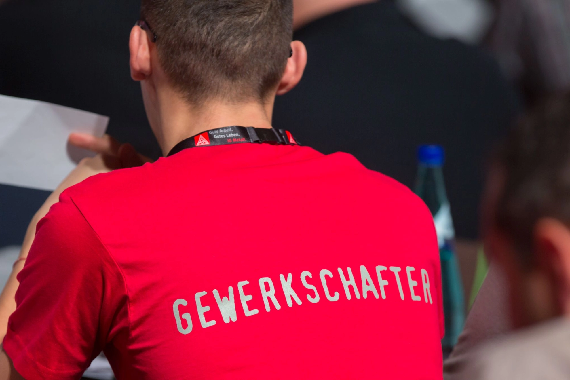 junger Delegierter auf dem Gewerkschaftstag 2015 trägt ein T-Shirt mit der Aufschrift "Gewerkschafter"