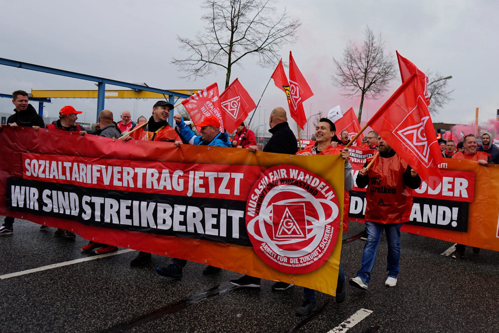 25. April 2022: 24-Stunden-Warnstreik an allen Standorten. 1000 Beschäftigte kommen zur zentralen Streikversammlung und Demo in Leinefelde in Thüringen. Erste Bandabrisse beim Kunden Volvo.