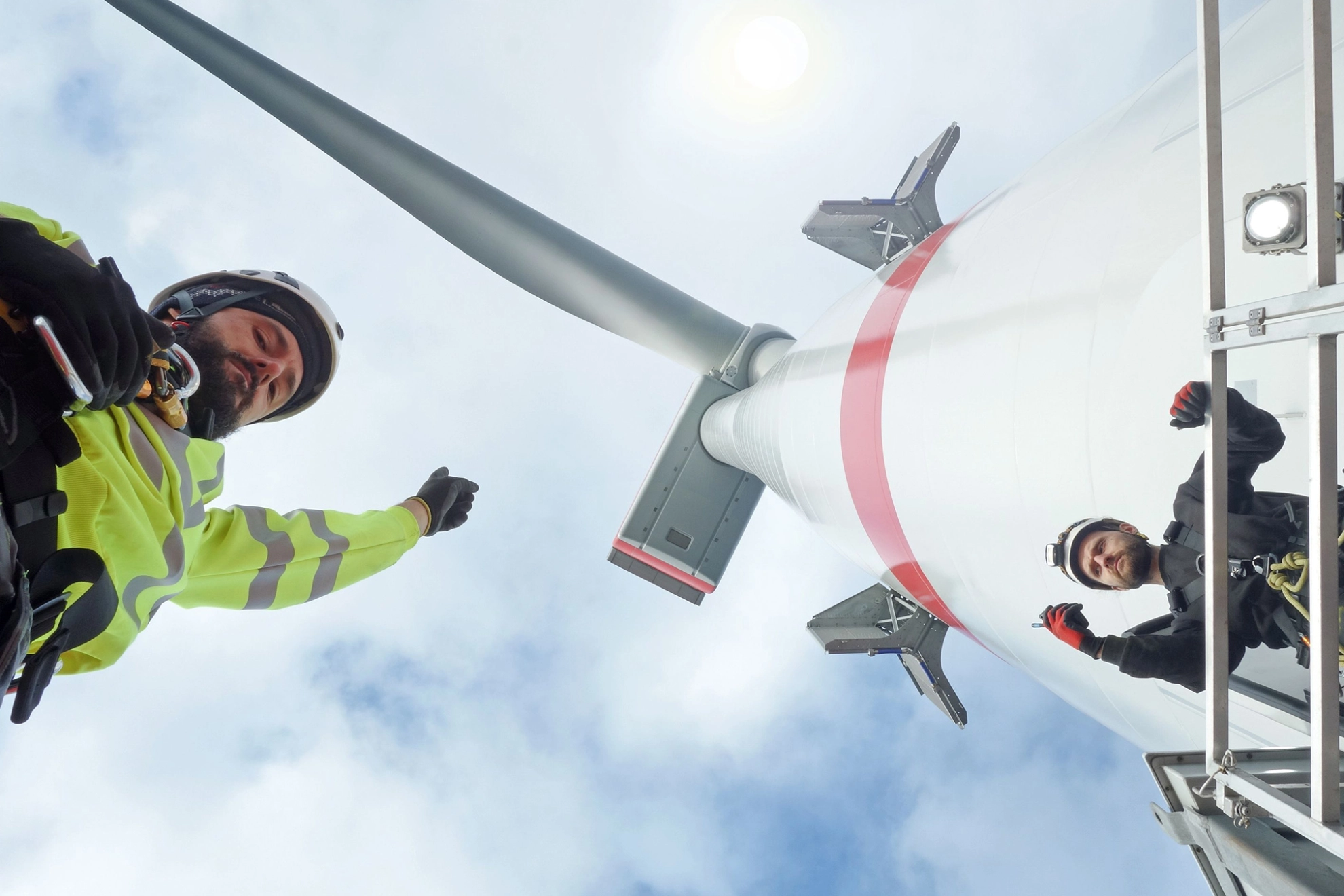 Zwei Monteure bei der Arbeit an einer Windkraftanlage