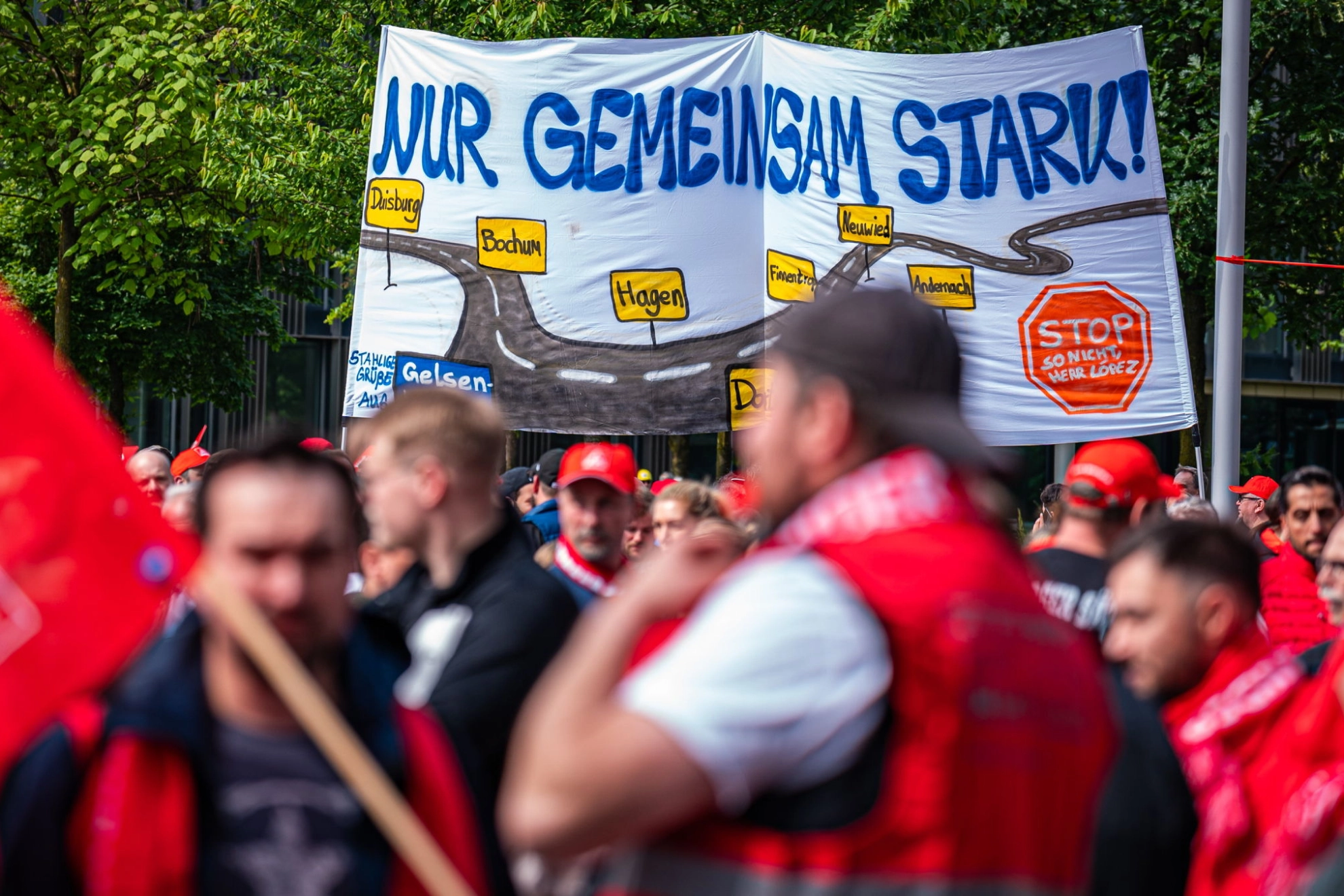 Beschäftigte von Thyssenkrupp demonstrieren in Essen am 23. Mai 2024 gegen das Vorgehen der Geschäftsführung beim geplanten Teilverkauf des Unternehmens.